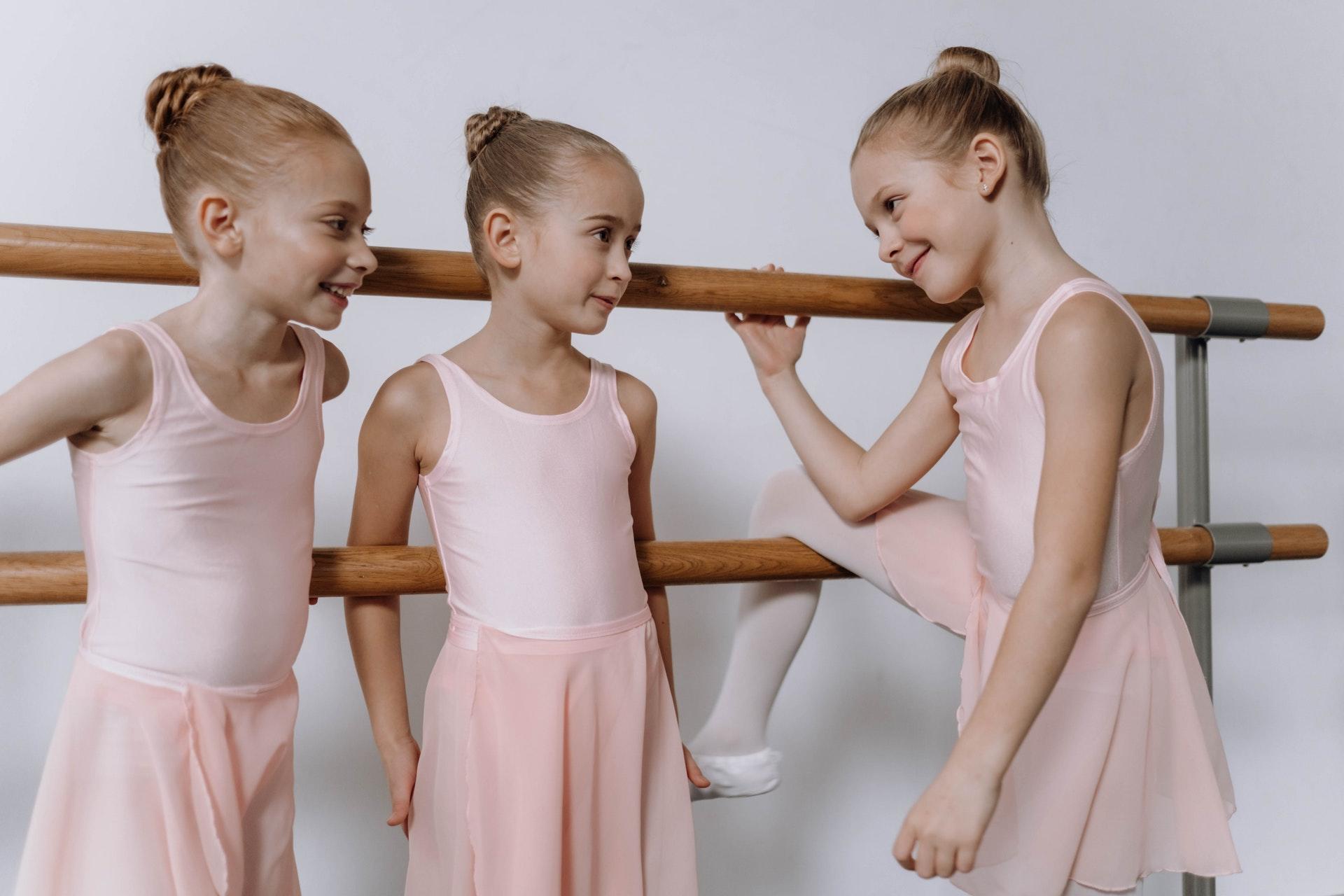 Kinderen volgen balletles