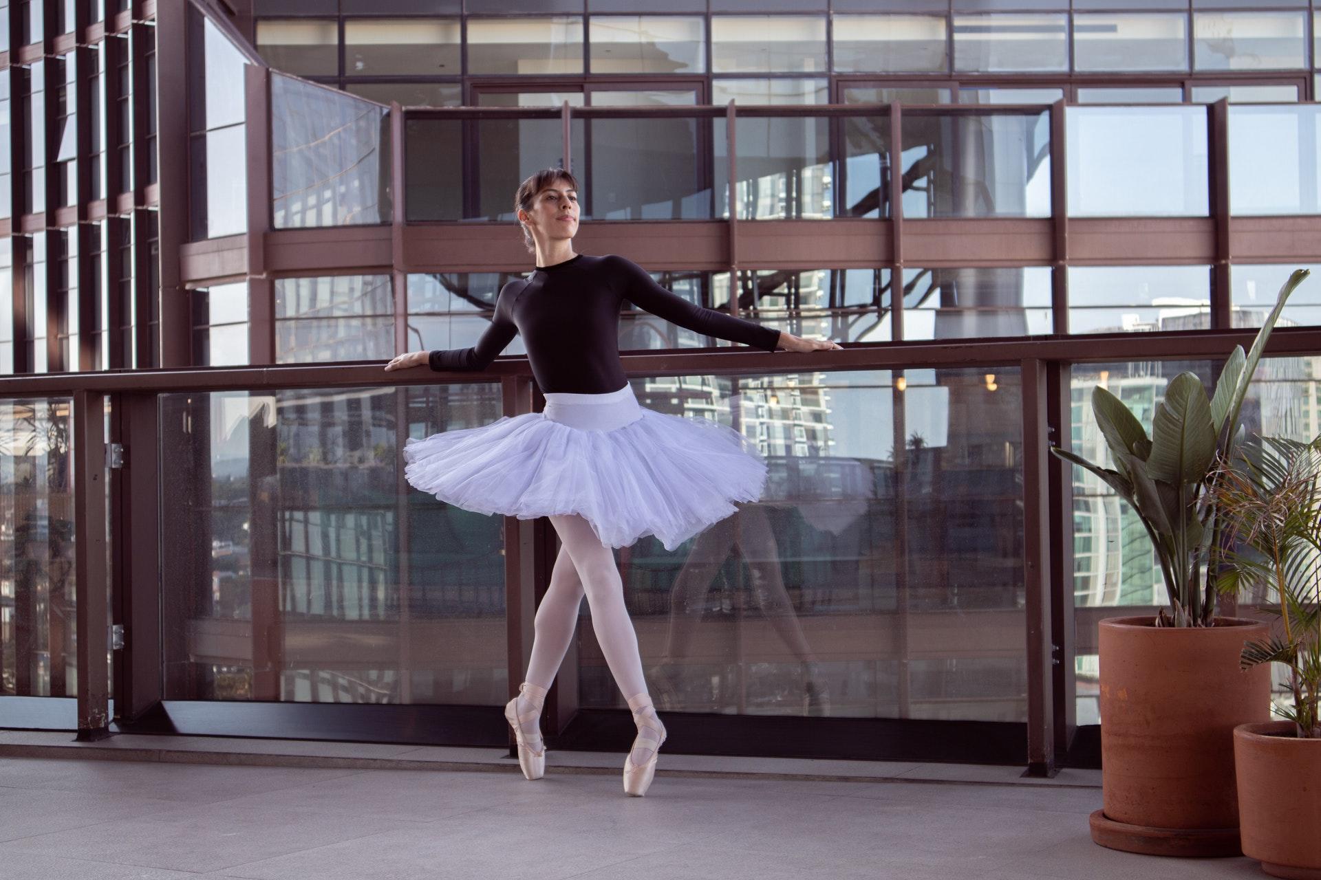Balletdanseres aan barre