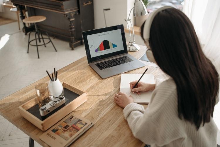 Vrouw studeert statistiek