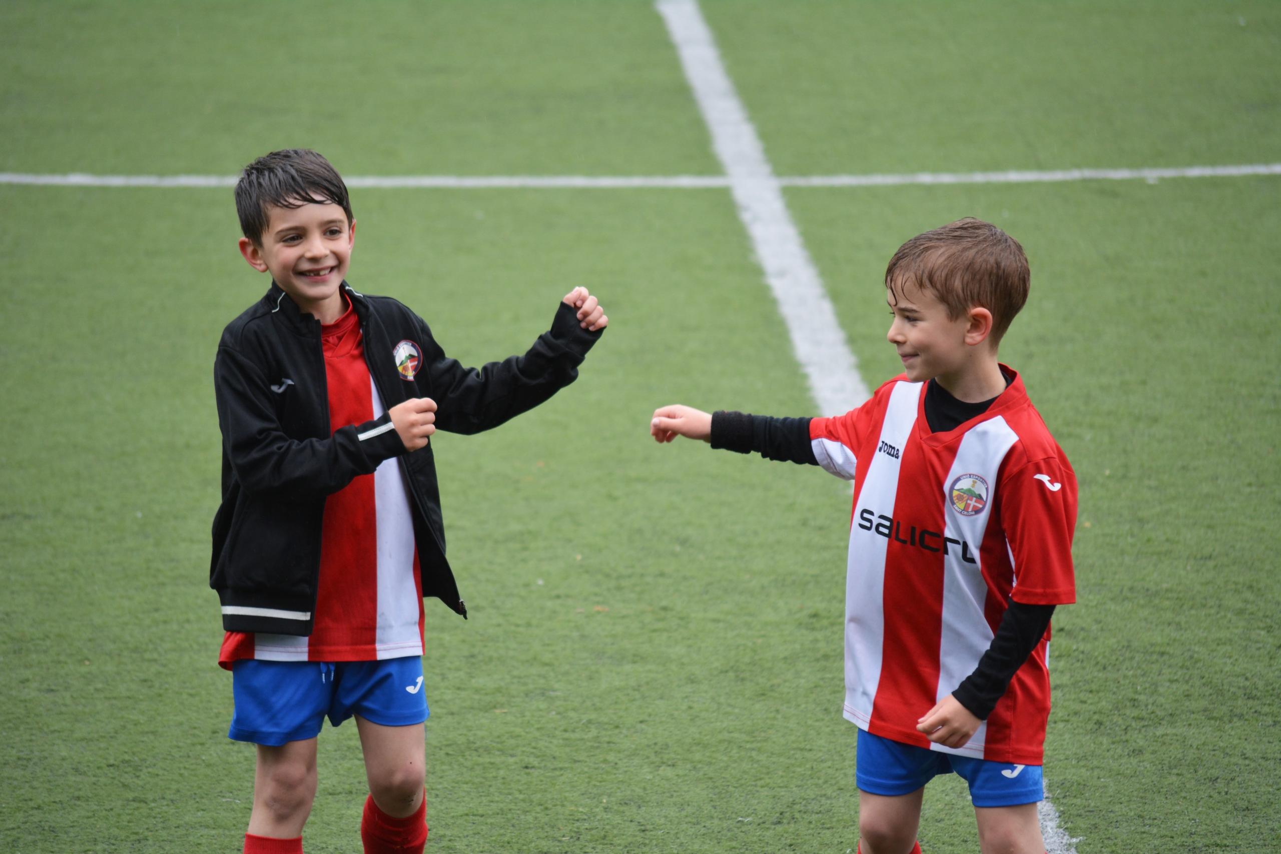jongens spelen voetbal