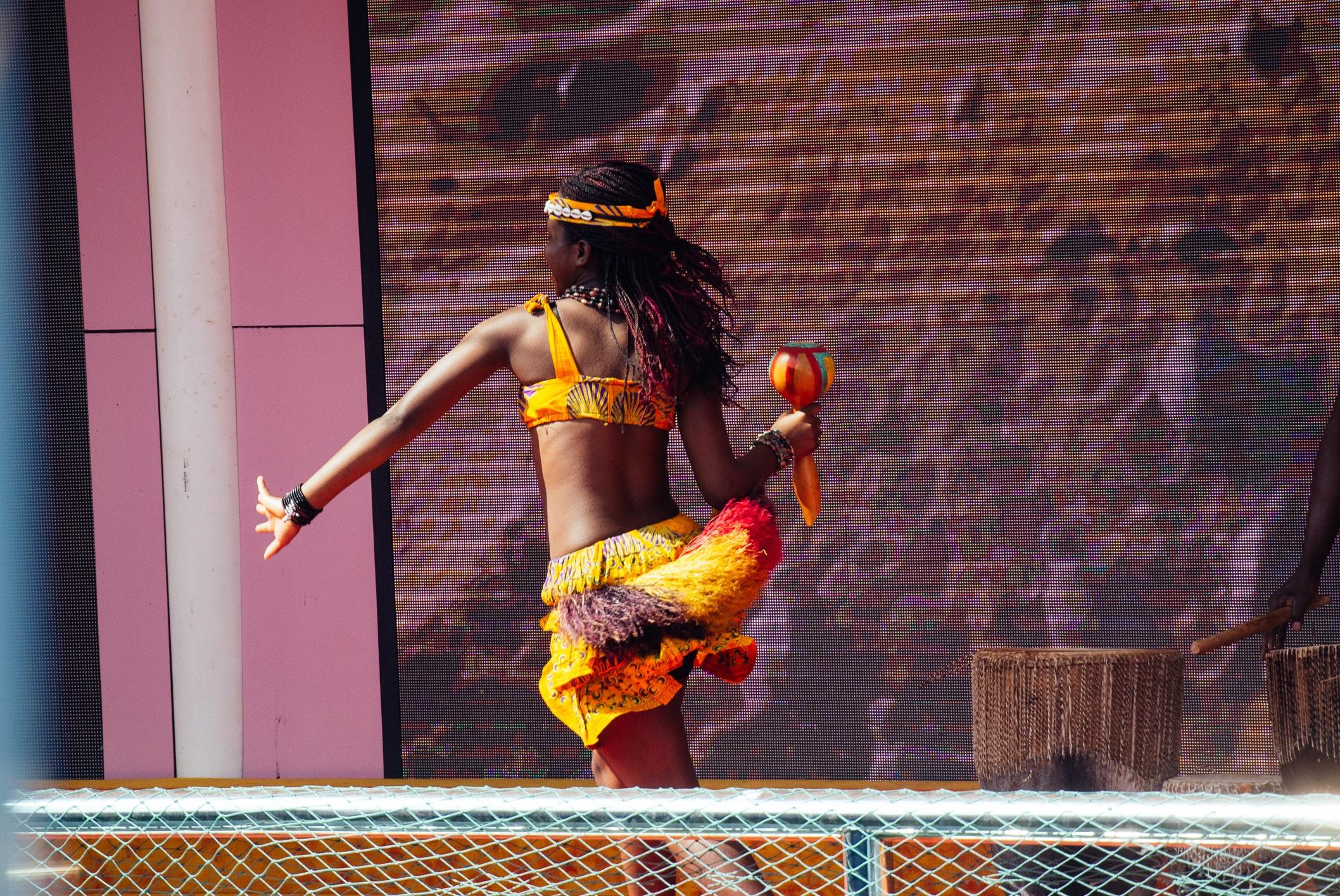 Afrikaanse danseres geeft les 