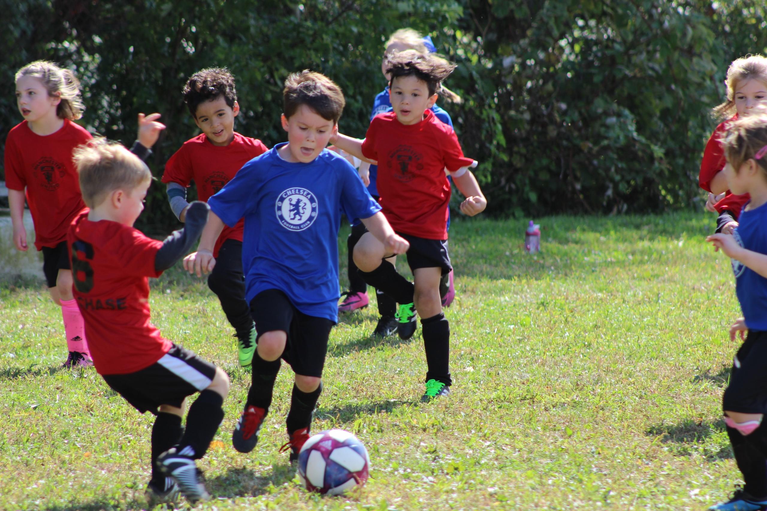 Kinderen spelen voetbal