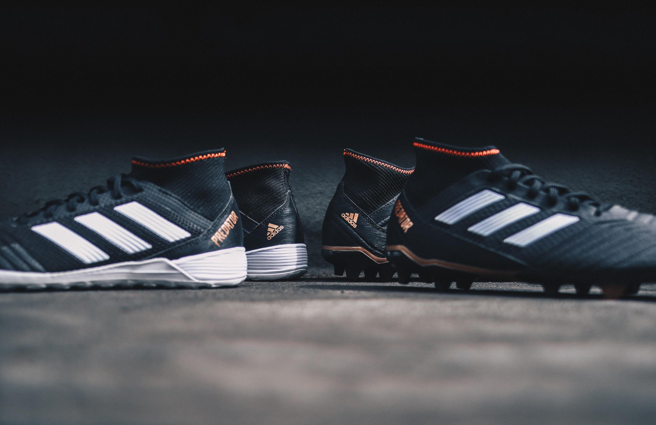 Zaal voetbalschoenen en voetbalschoenen naast elkaar