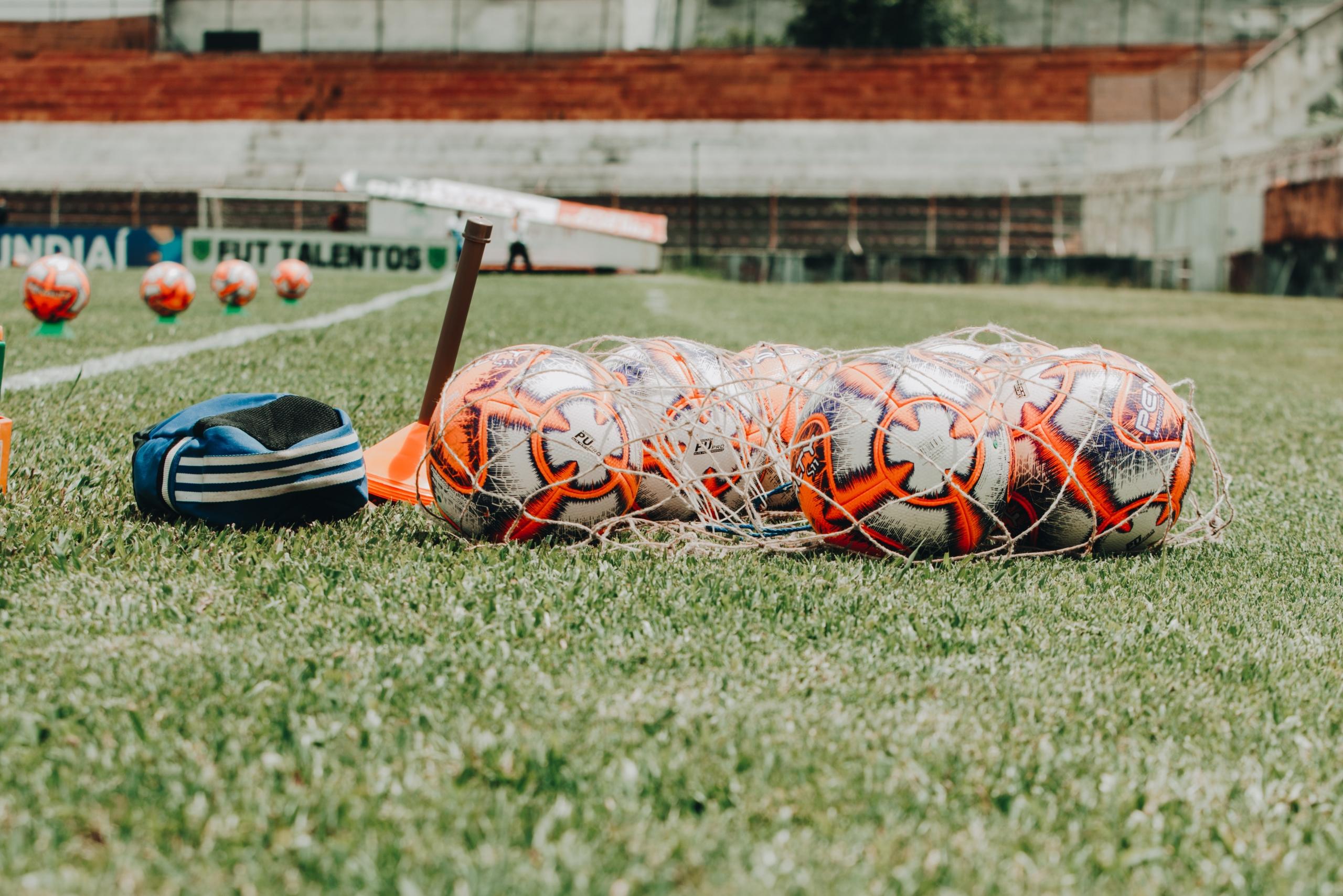 Voetbalballen in net