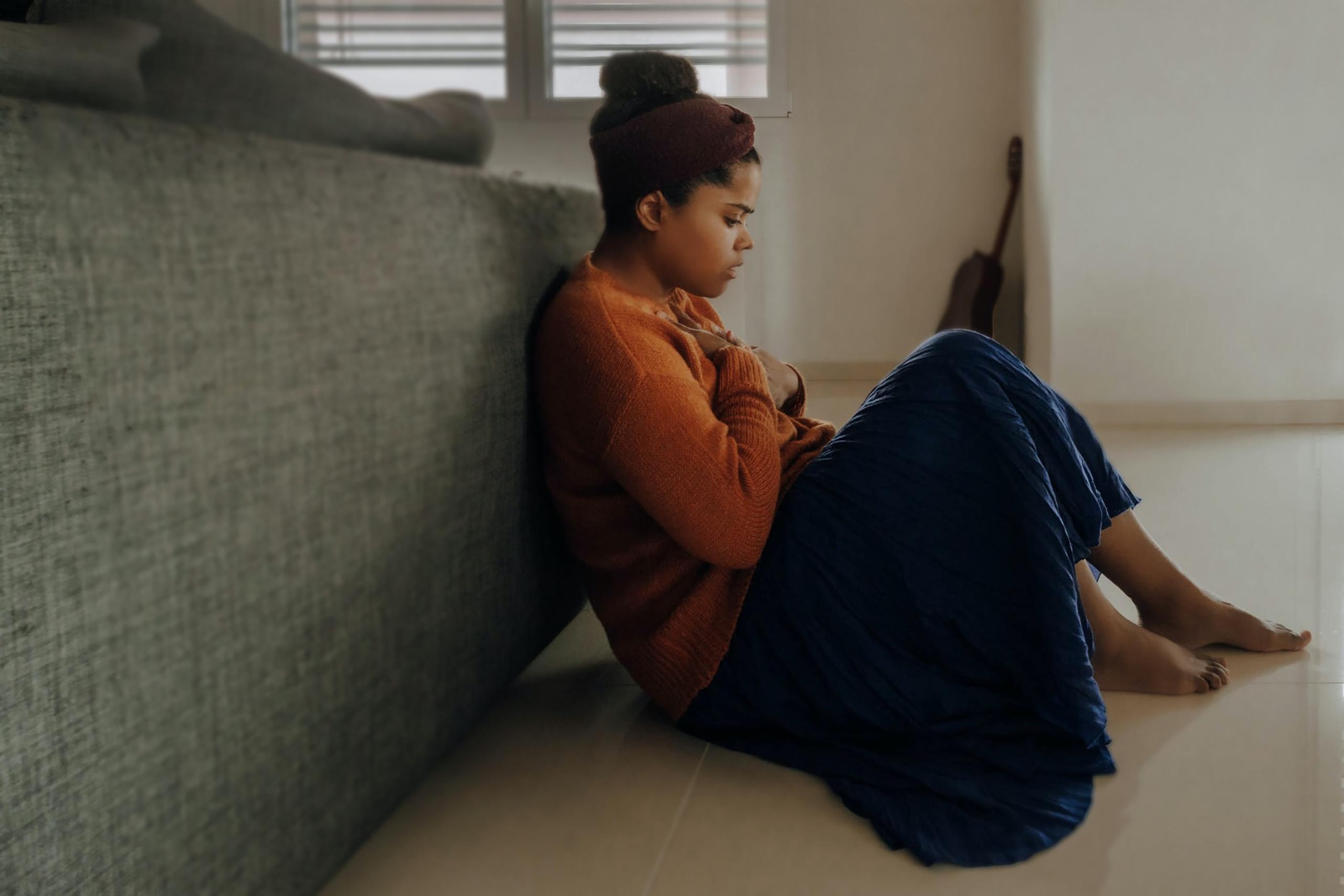 Depressieve vrouw aan kant van zetel