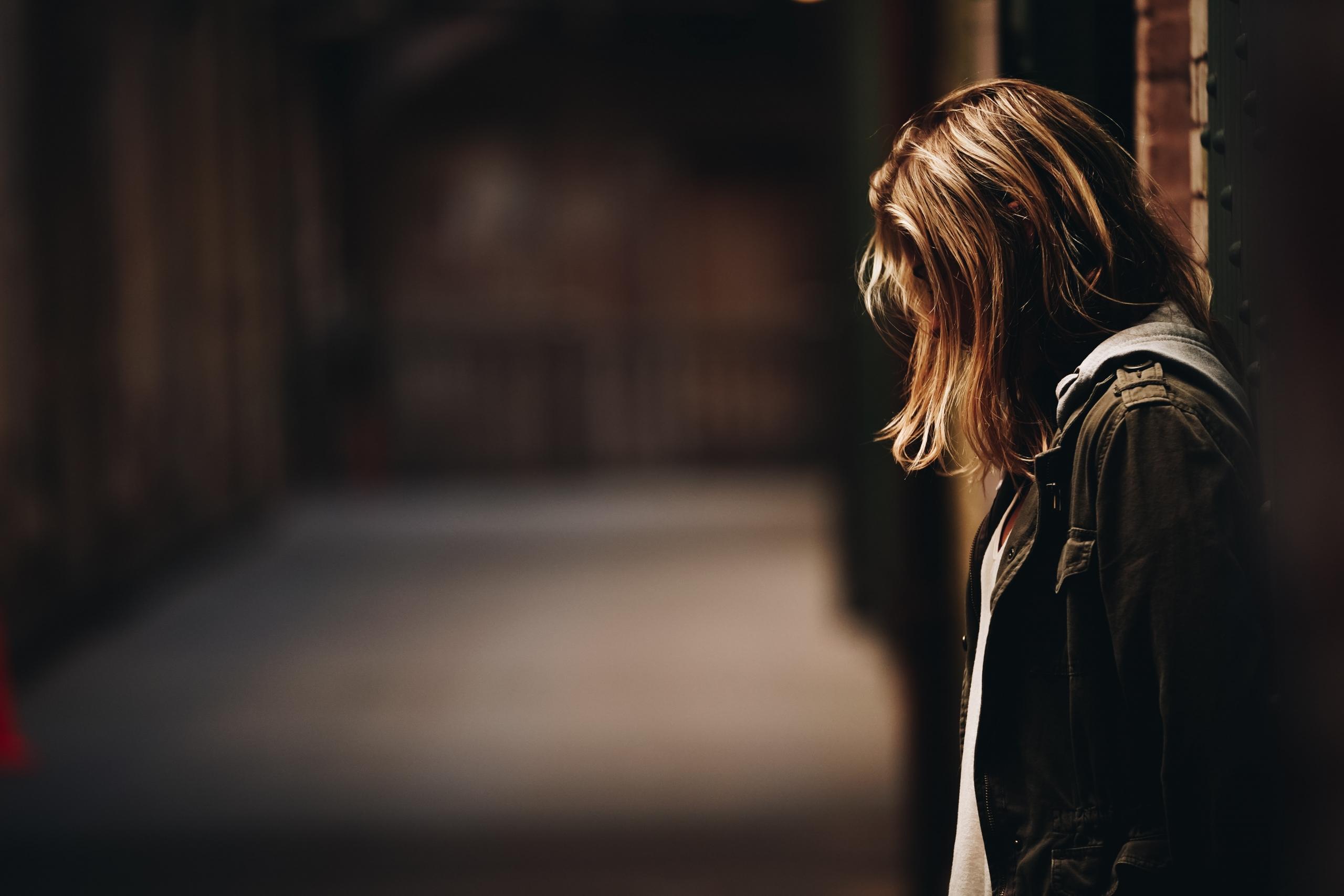 Depressieve vrouw in donkere ruimte