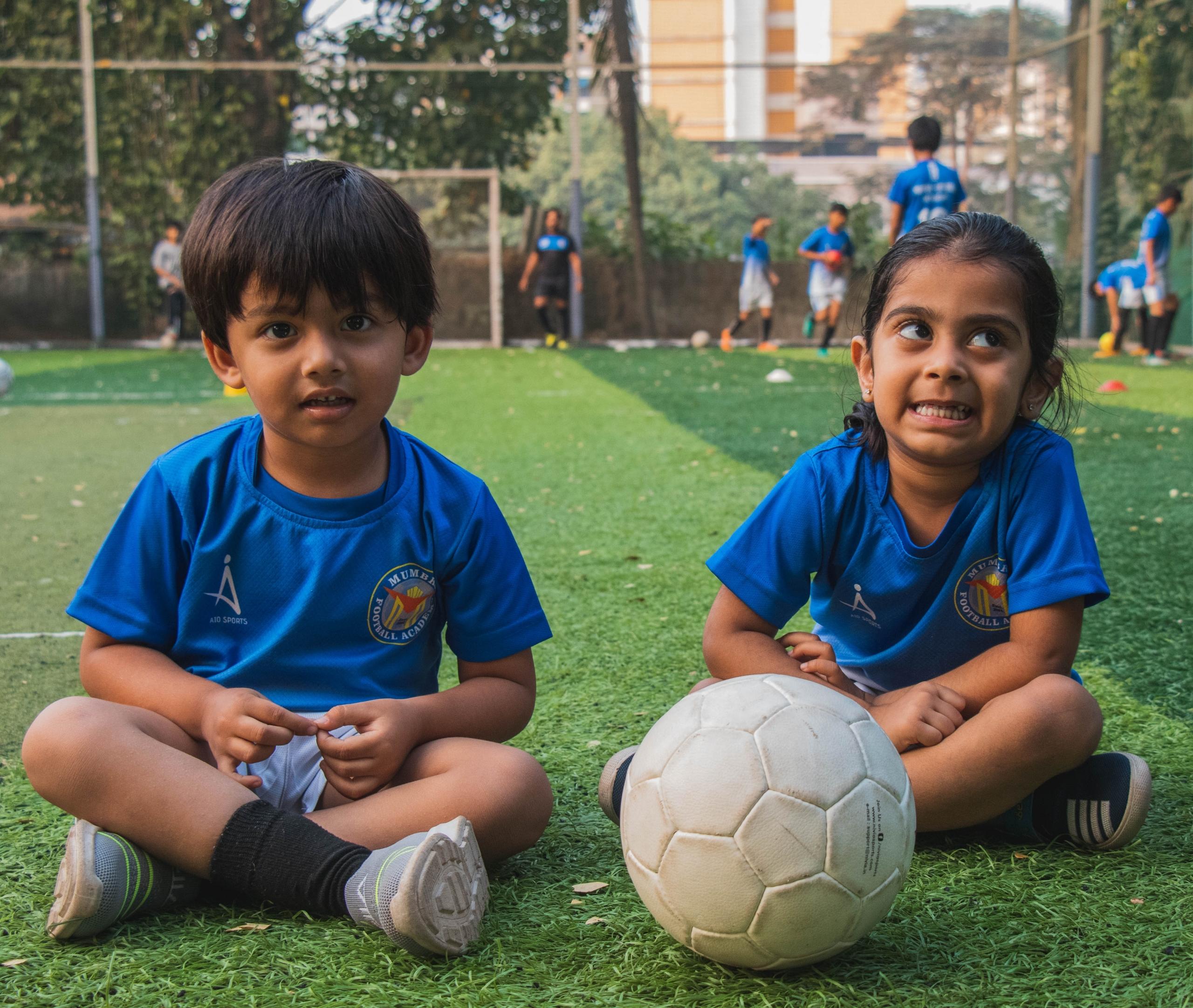 Kinderen volgen voetbal training