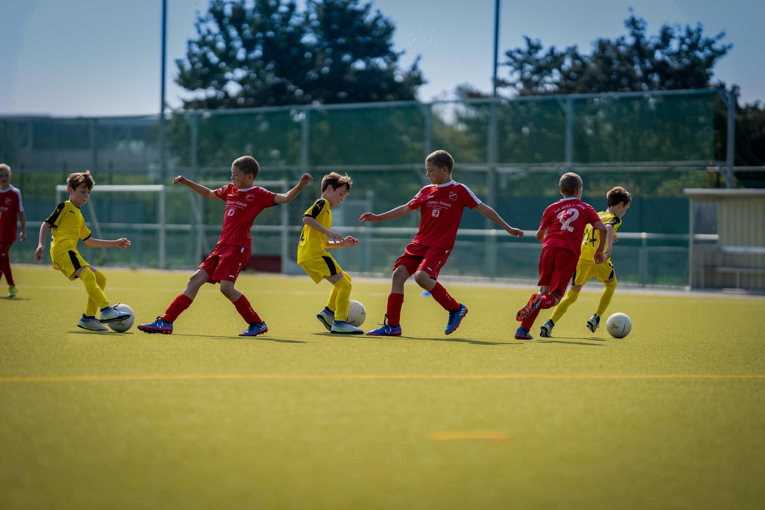 Jongen voert dribbel actie uit in voetbal wedstrijd 