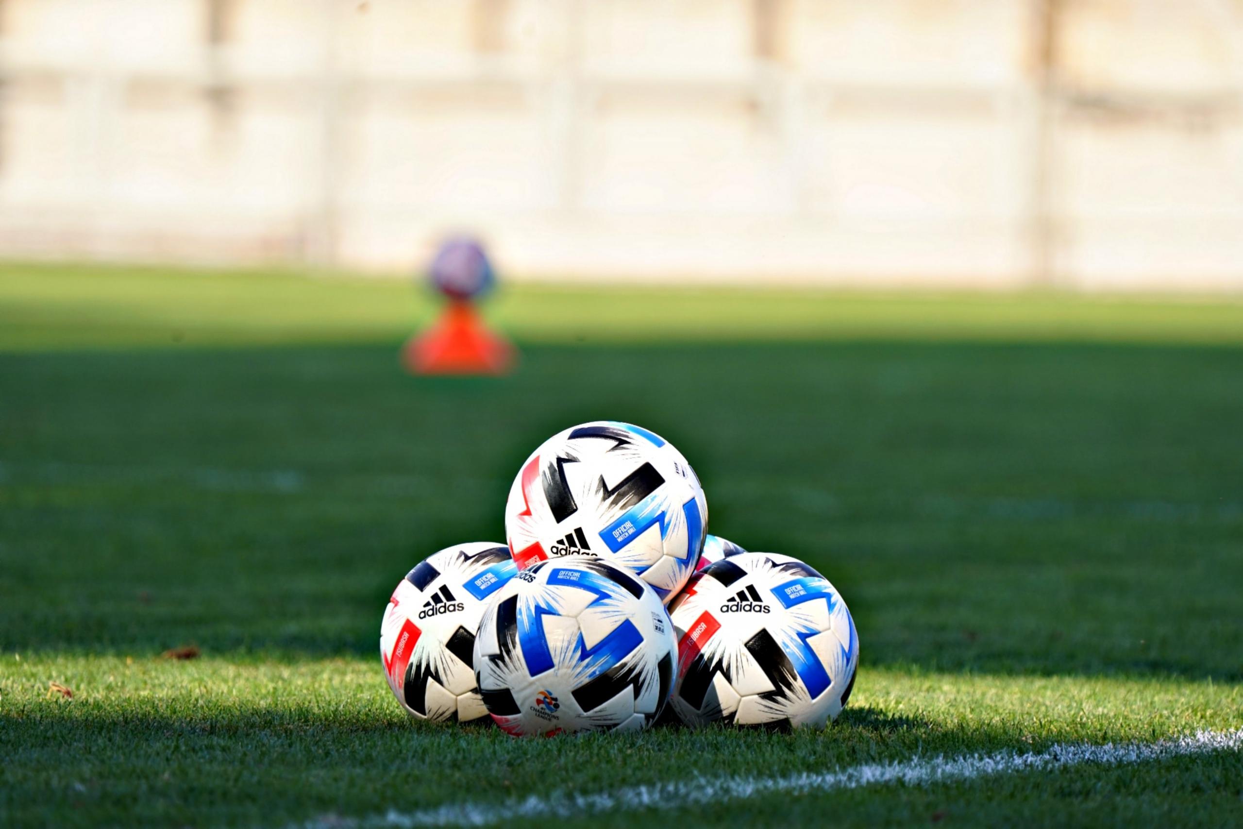 Hoop voetballen op voetbalveld