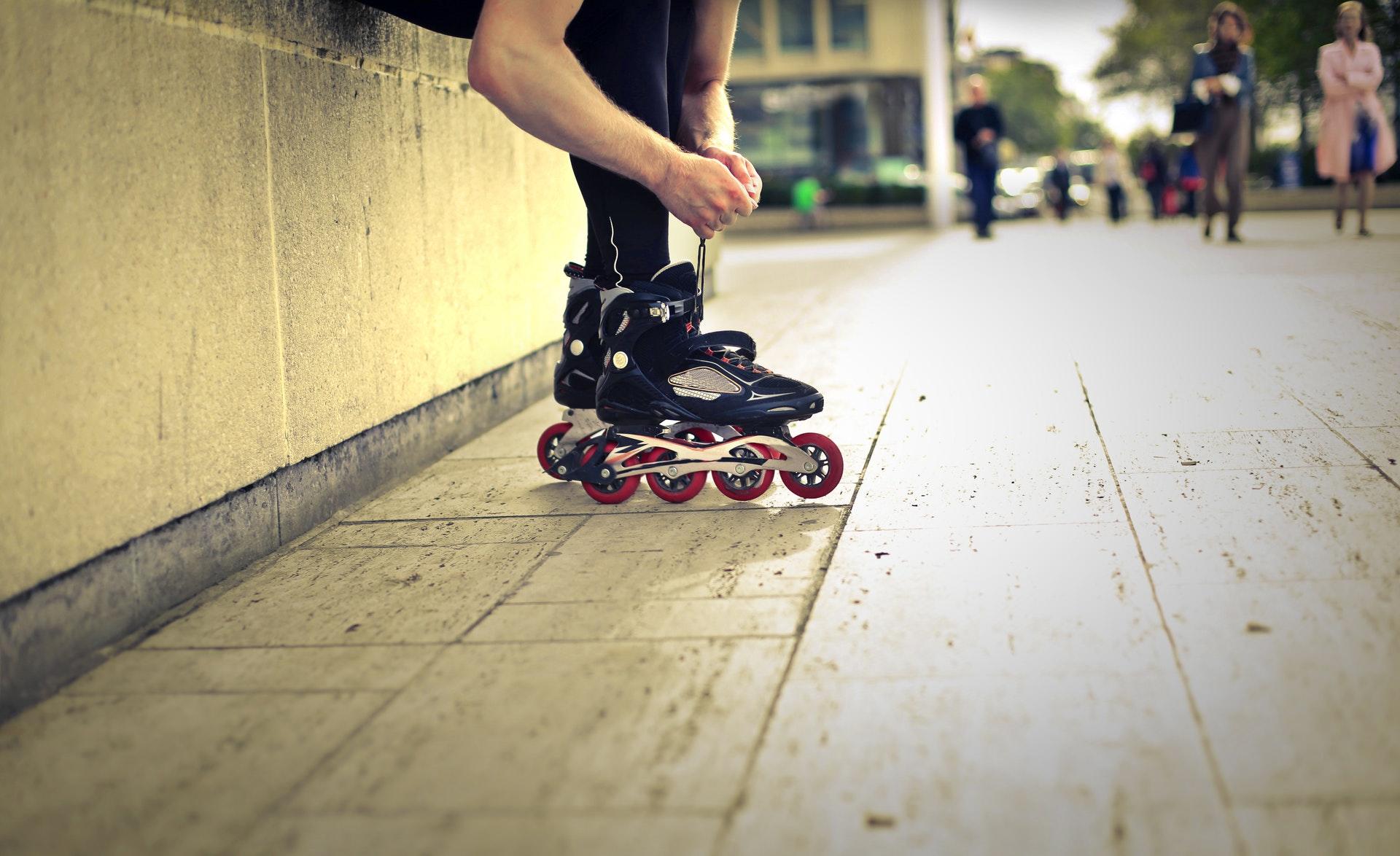 Skater doet inline skates aan