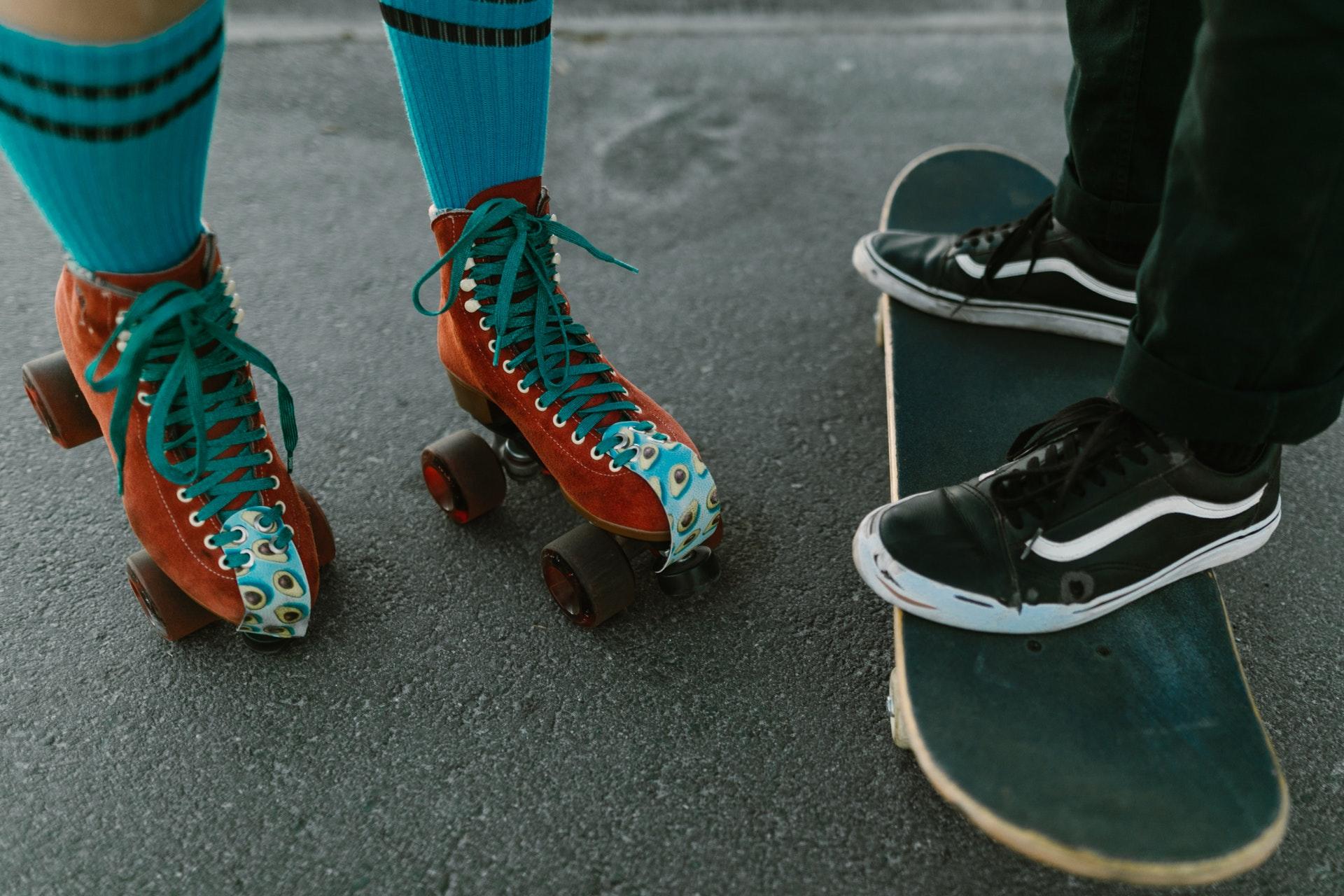 Skates en skateboard naast elkaar