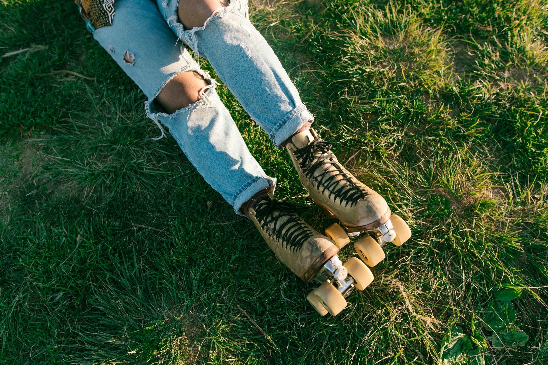 Roller skates op gras