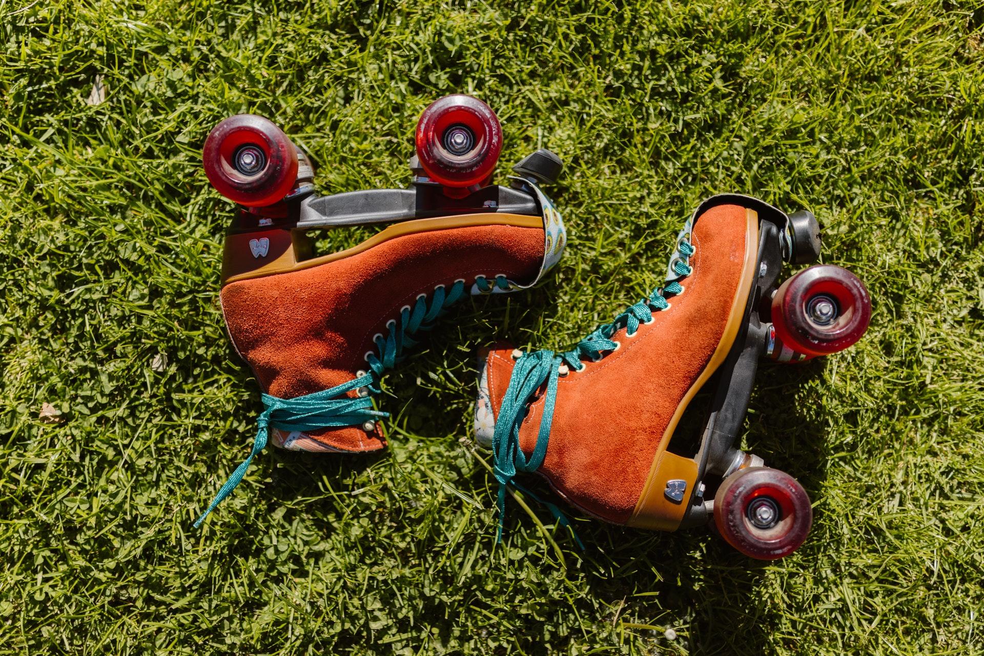 Skates op een grasveld