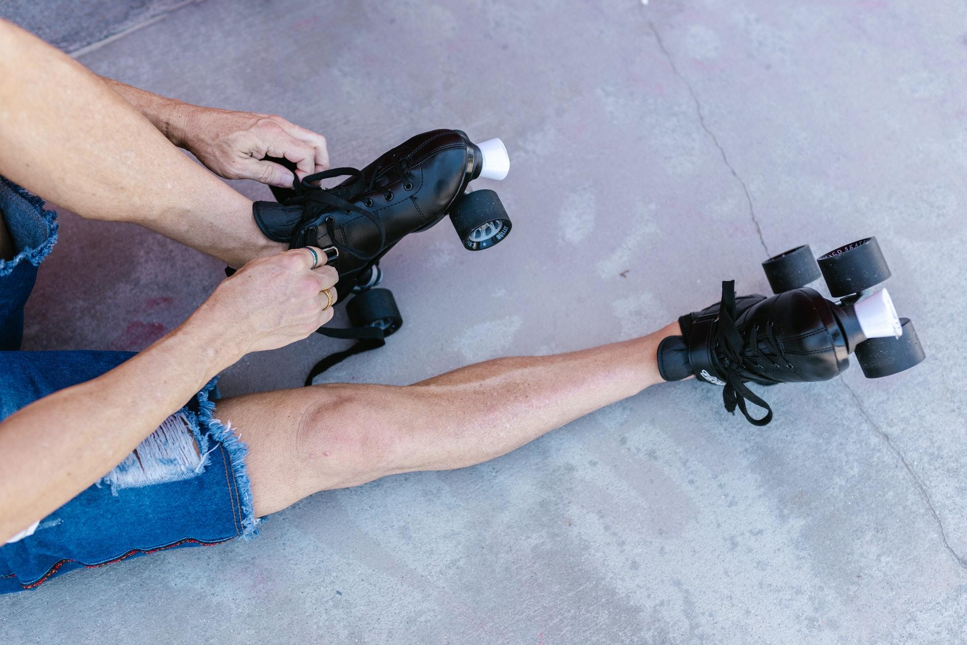 Persoon doet skates aan