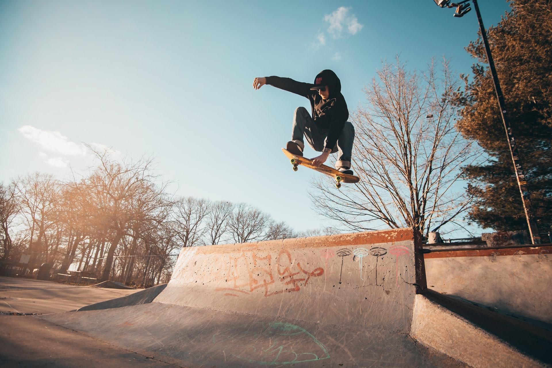 Skater doet jump-trick