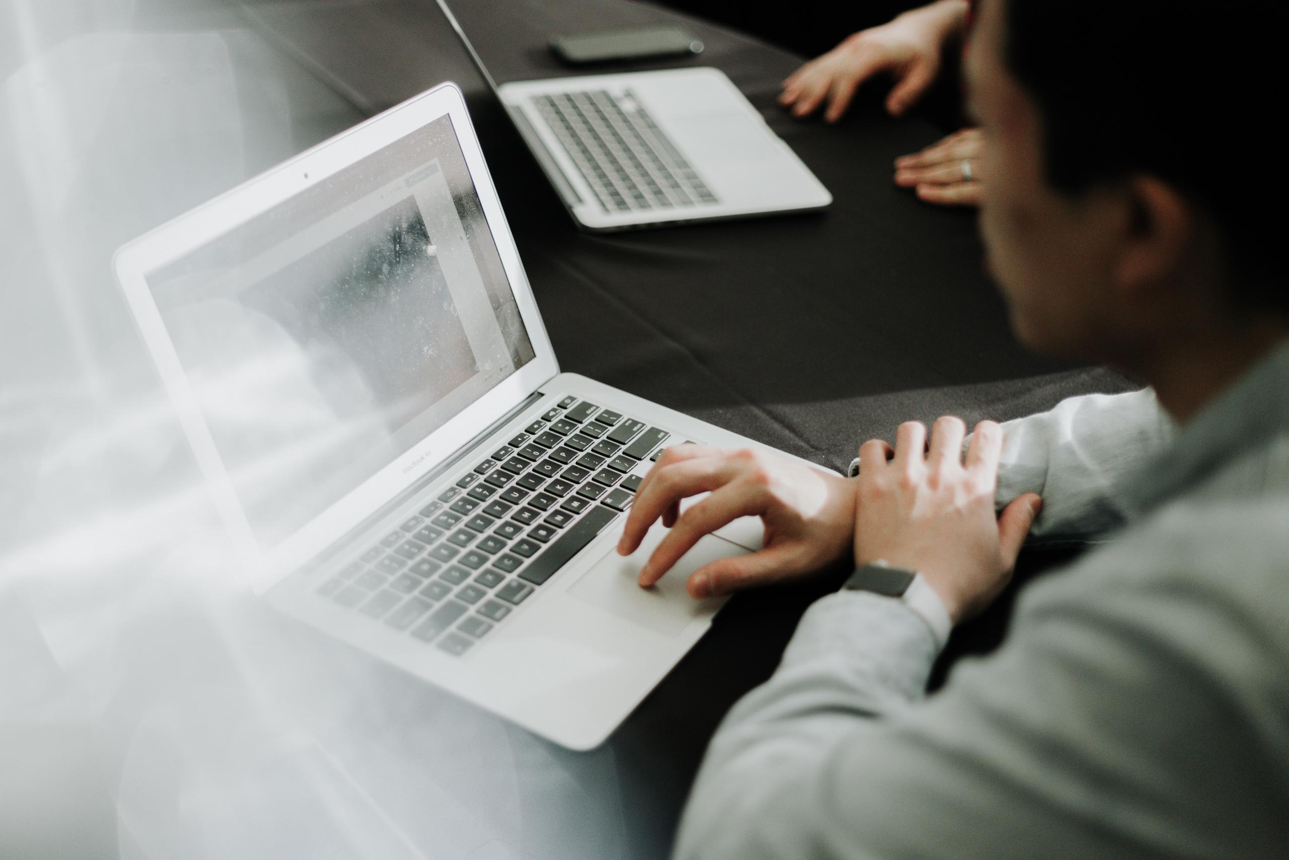 Bijles leerkracht heeft informatie op laptop
