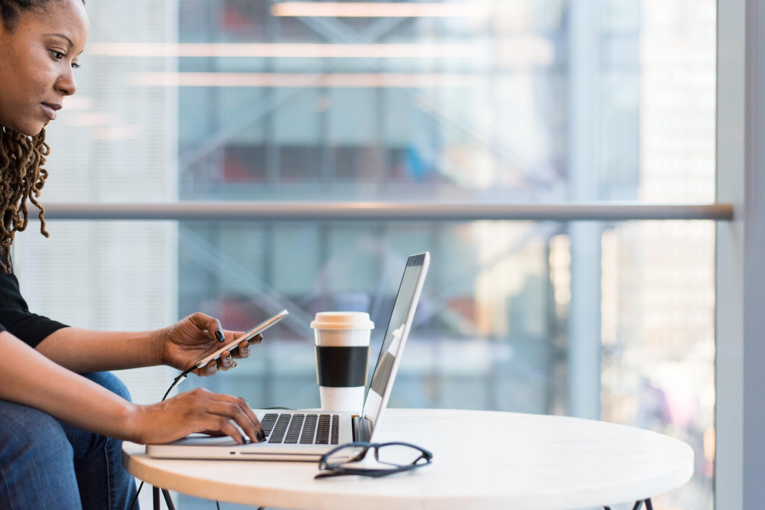 Vrouw volgt loopbaancoaching online