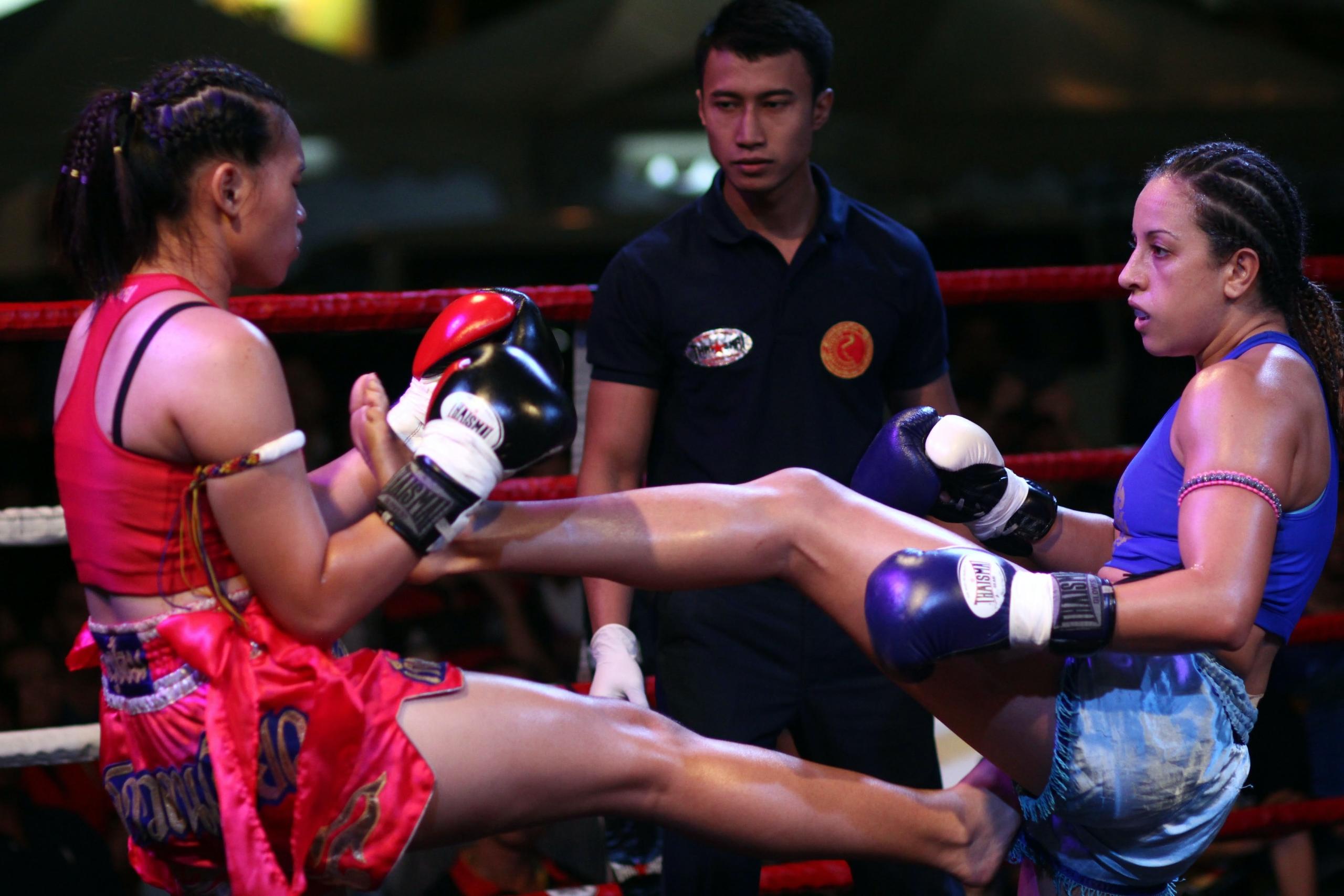 Vrouwen in kickboks wedstrijd