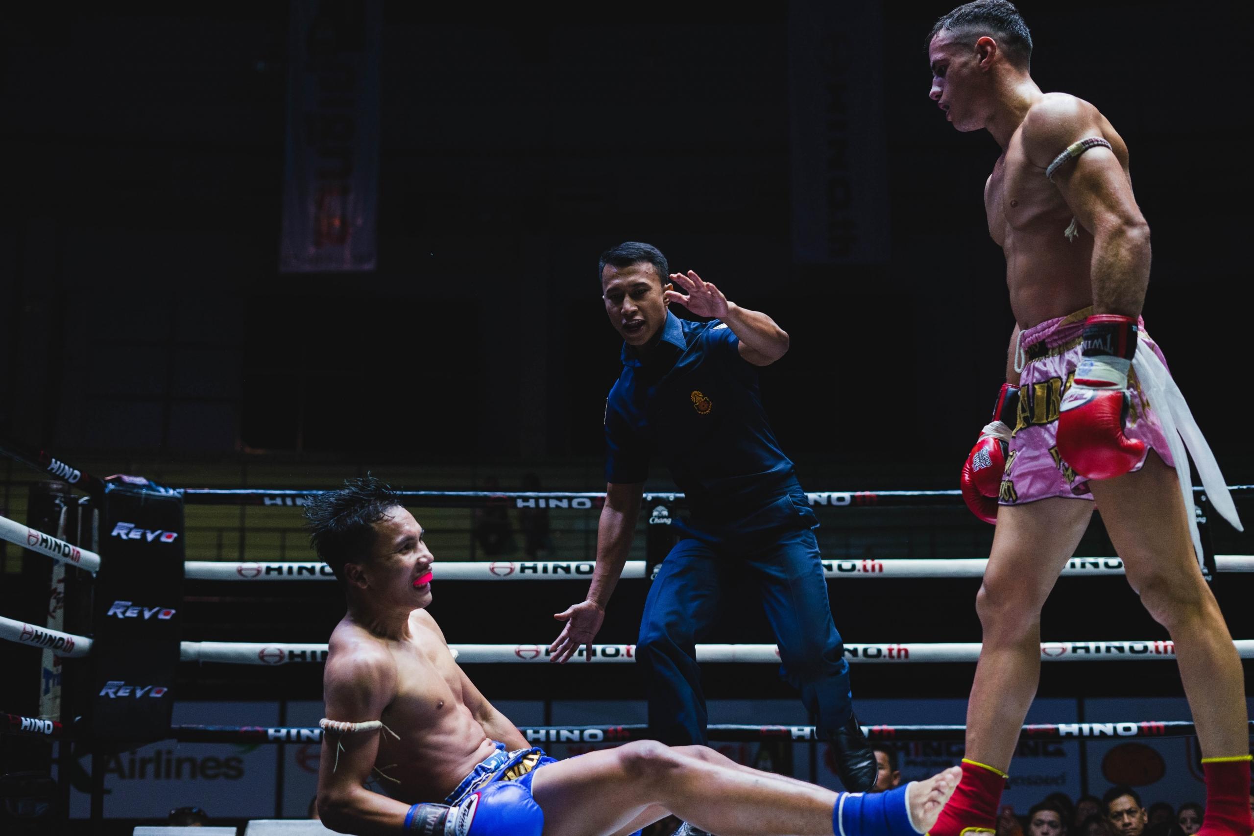 mannen in kickboks competitie