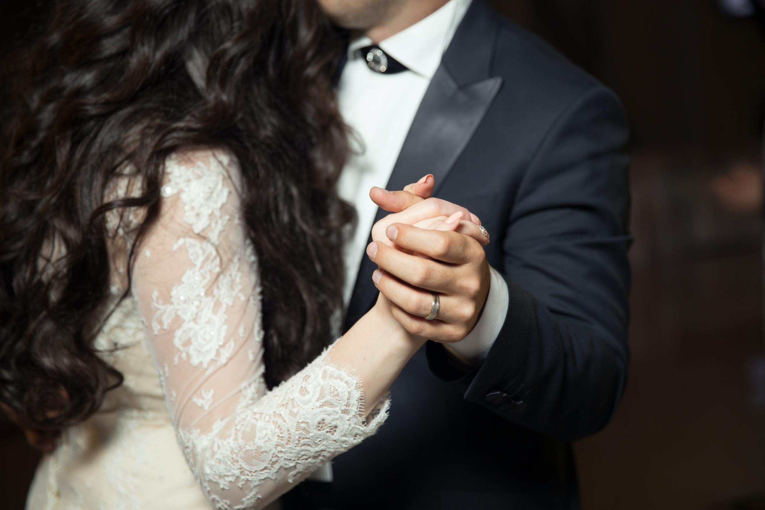 Man en vrouw dansen salsa