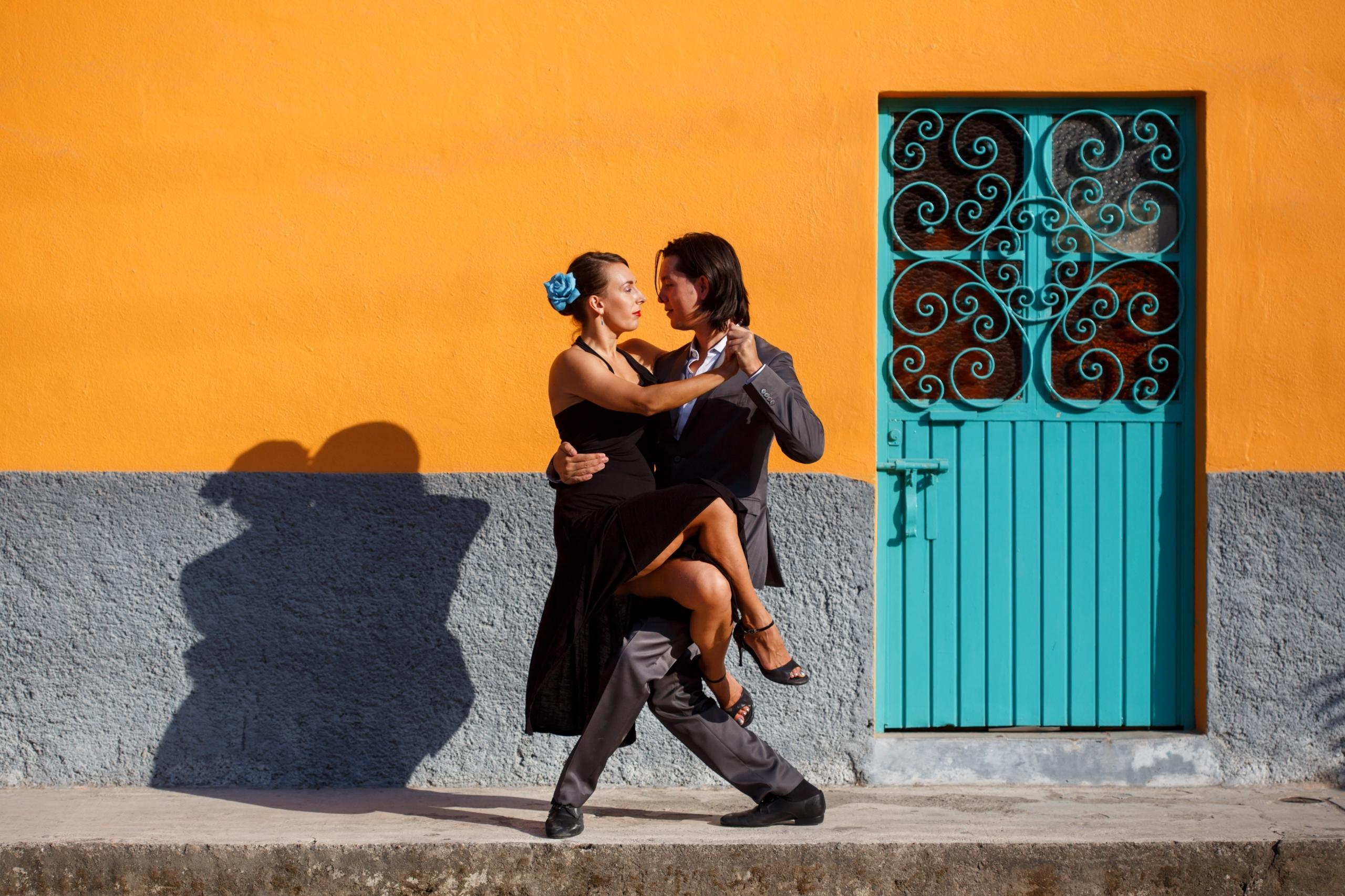 Mensen dansen salsa op straat