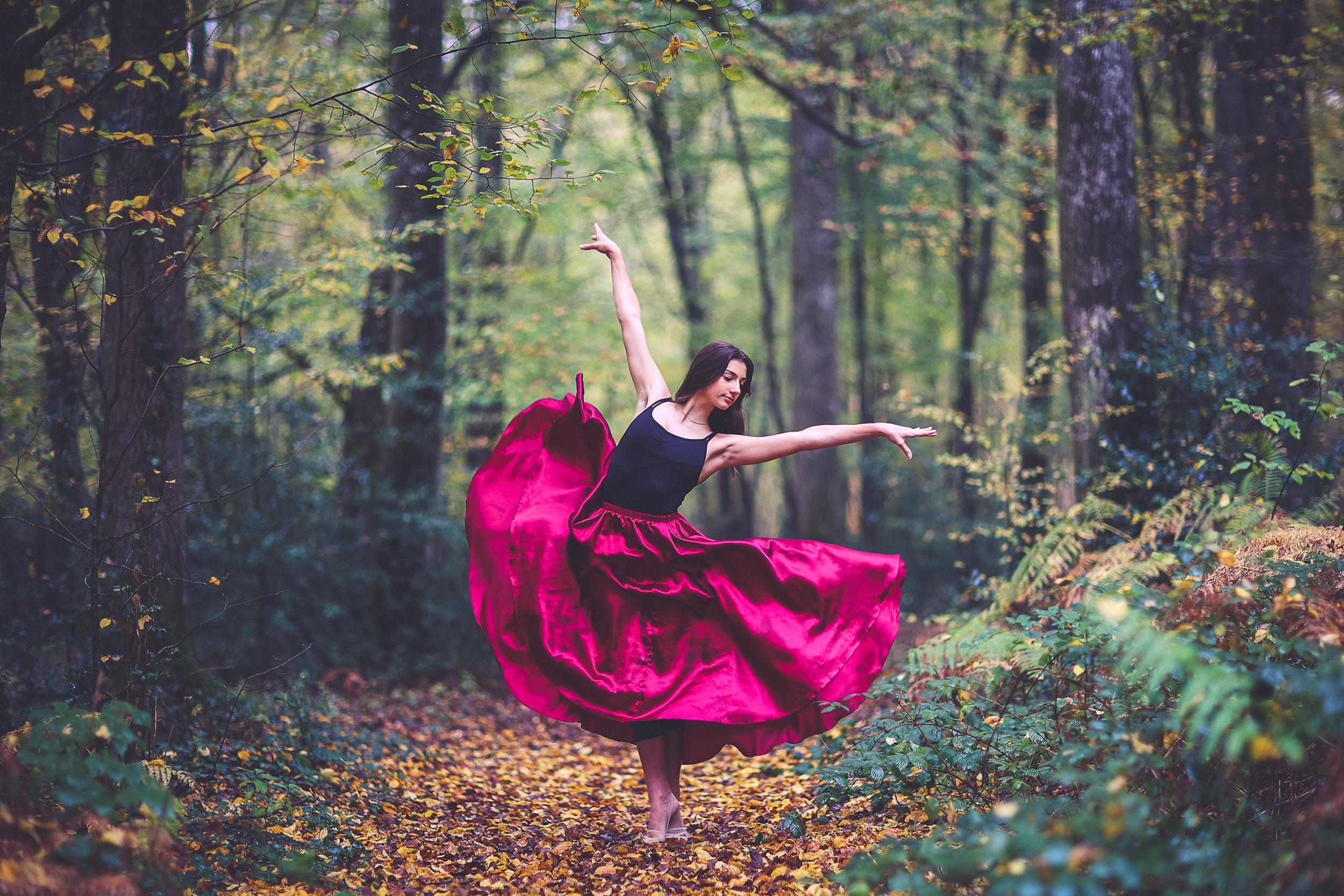 Salsa danser in het bos