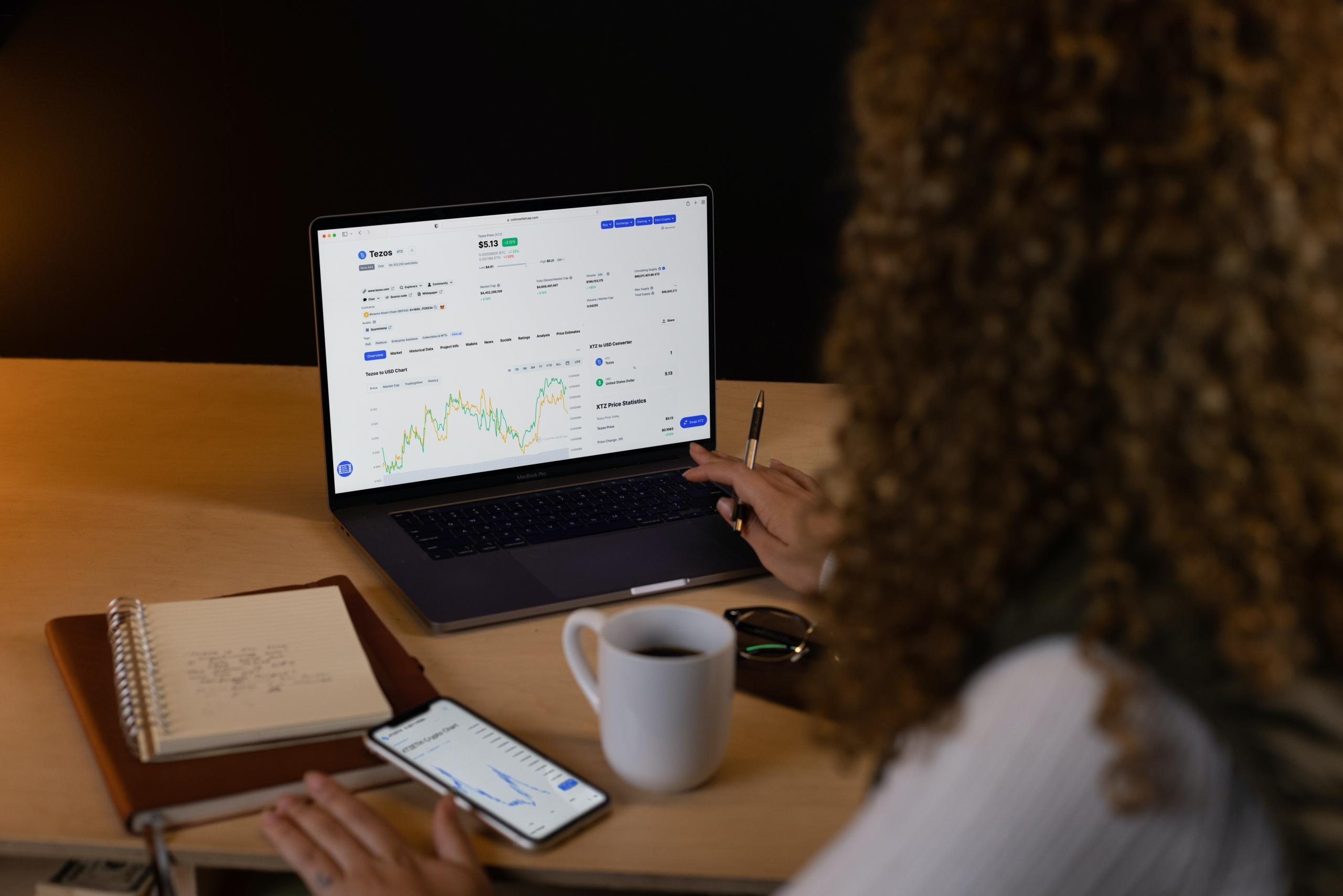 Vrouw belegt in Crypto