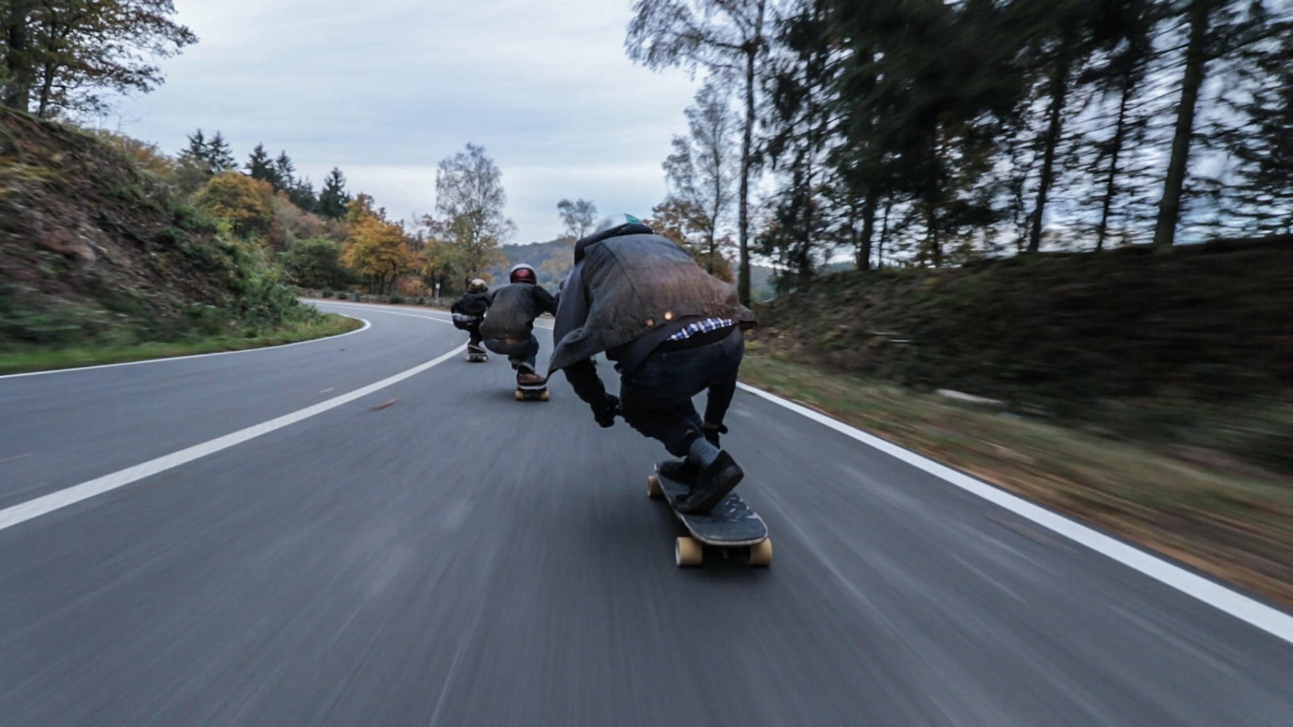 Downhill skaters op openbare weg