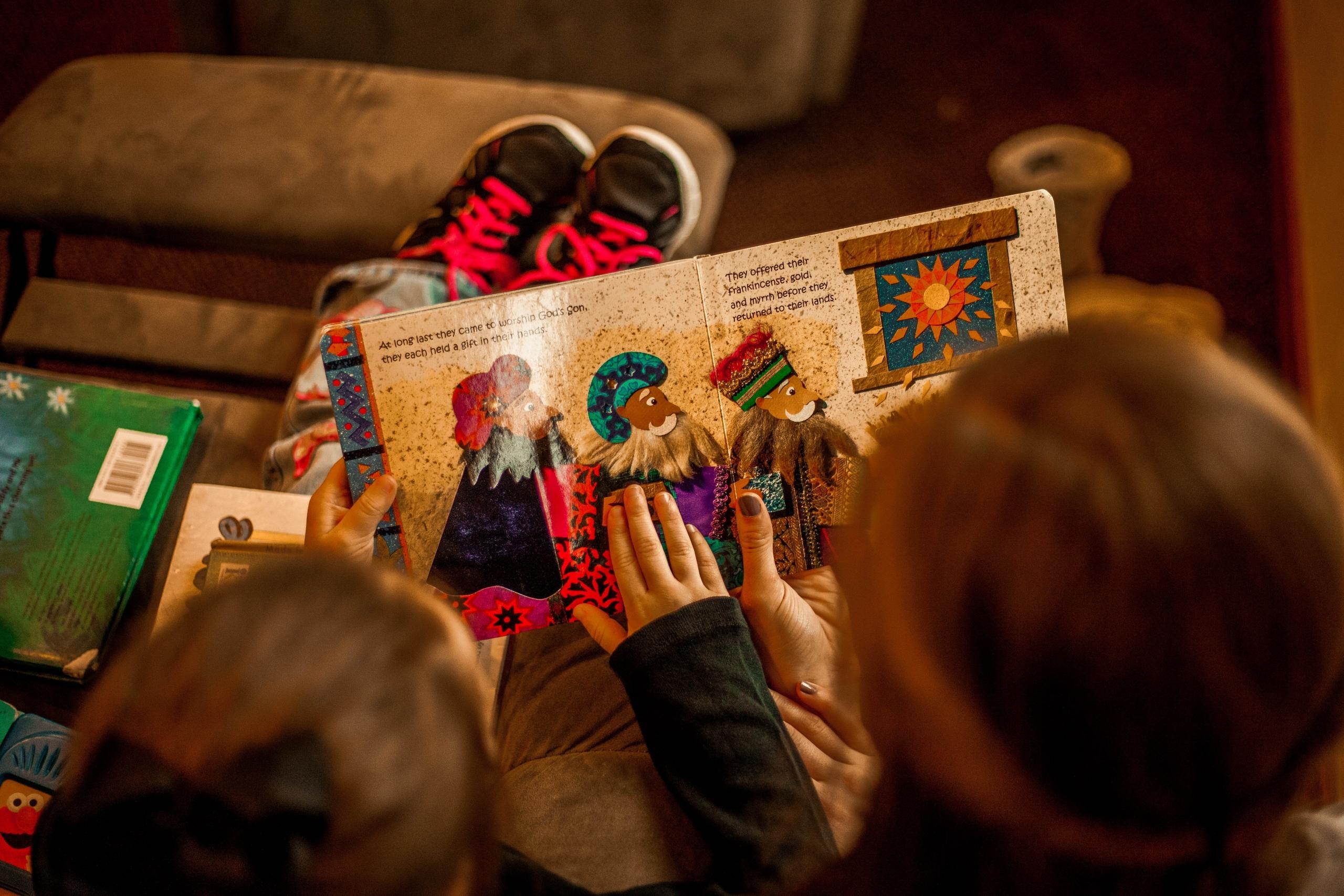 Kind en ouder lezen boek