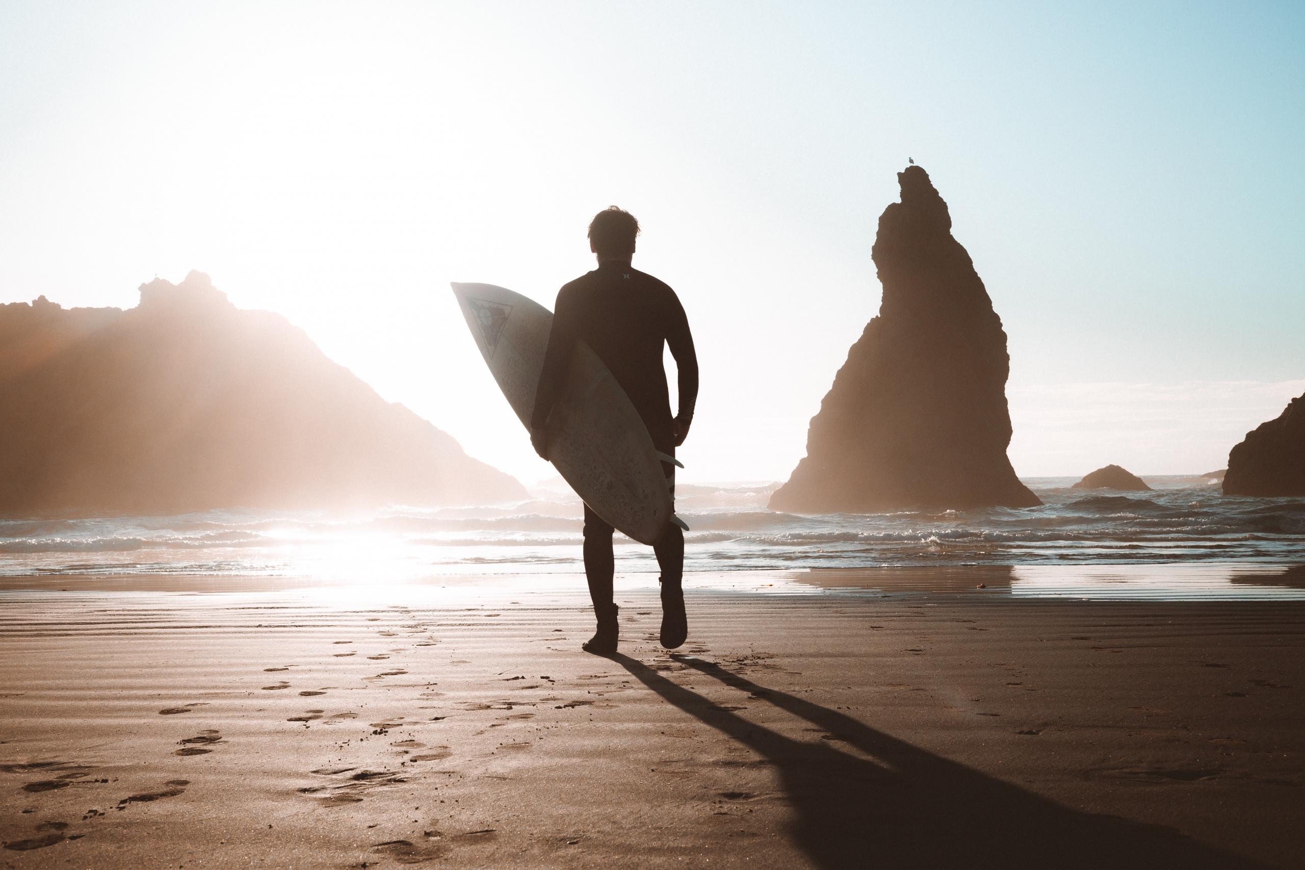 Surfer op het strand