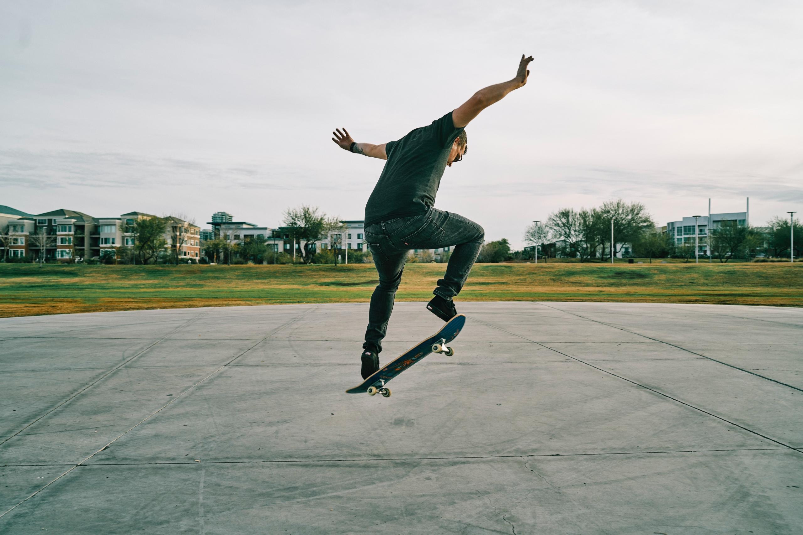 man doet skateboard truc