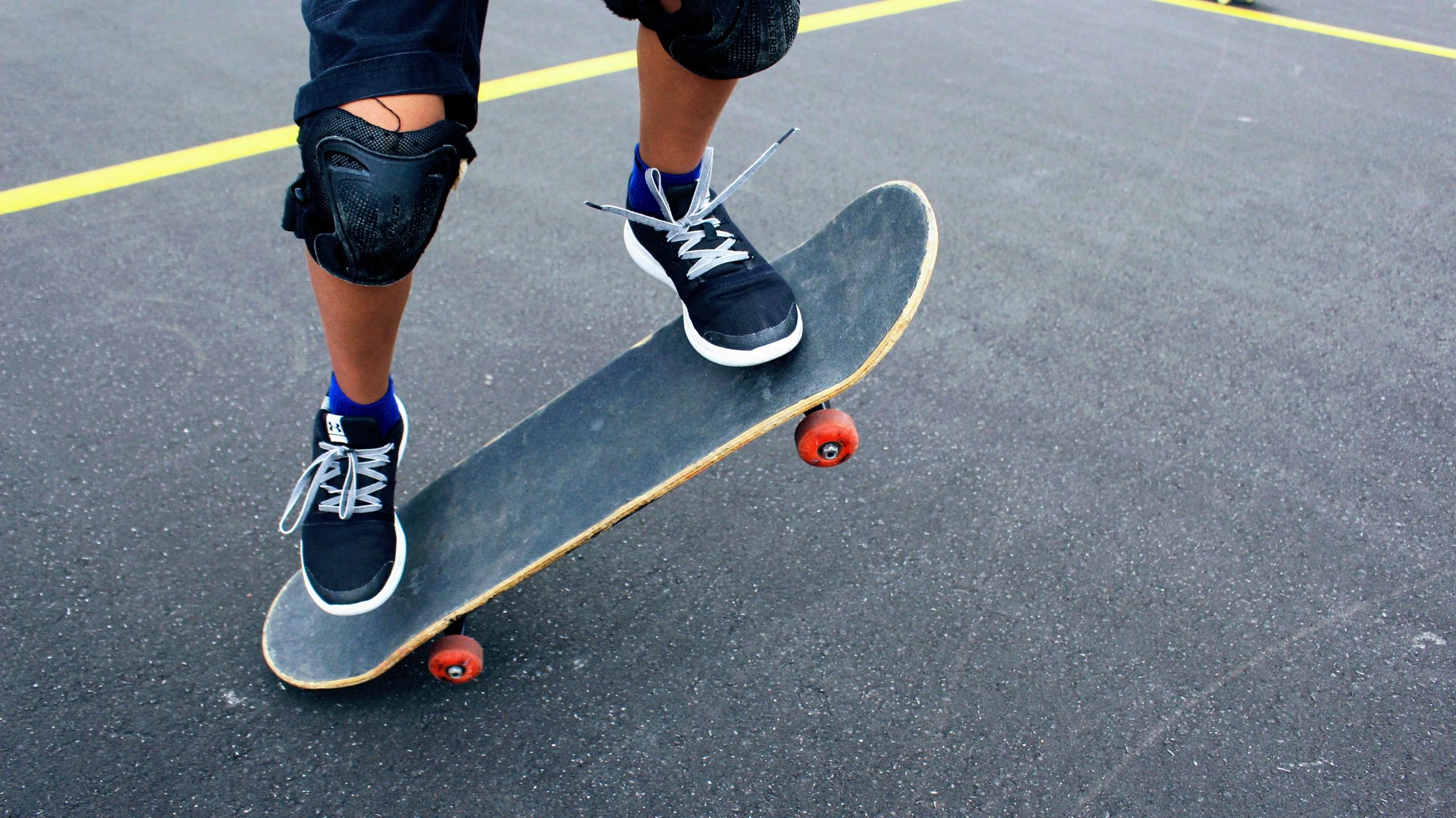 Skateboarder met knie beschermers