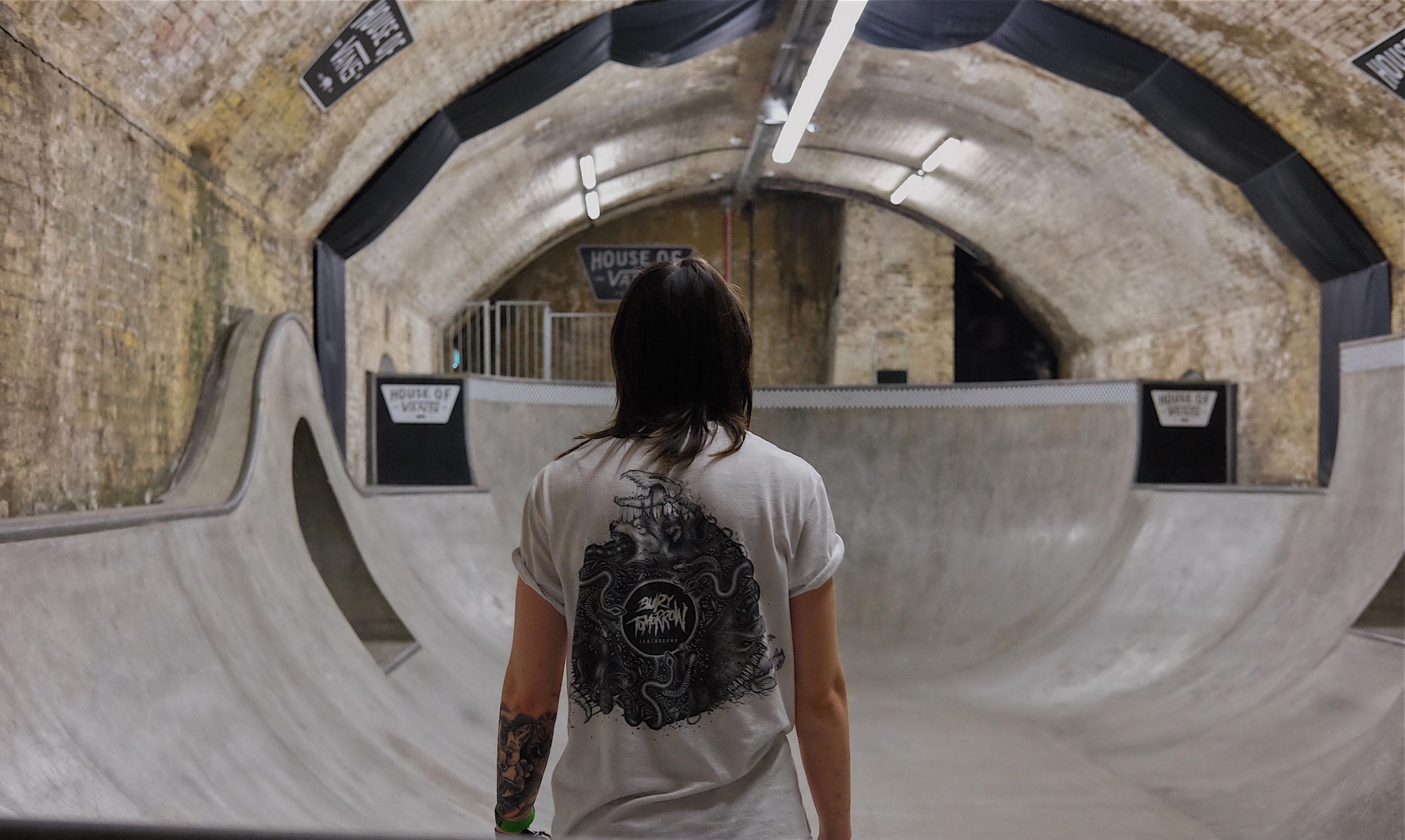 Persoon in indoor skatepark