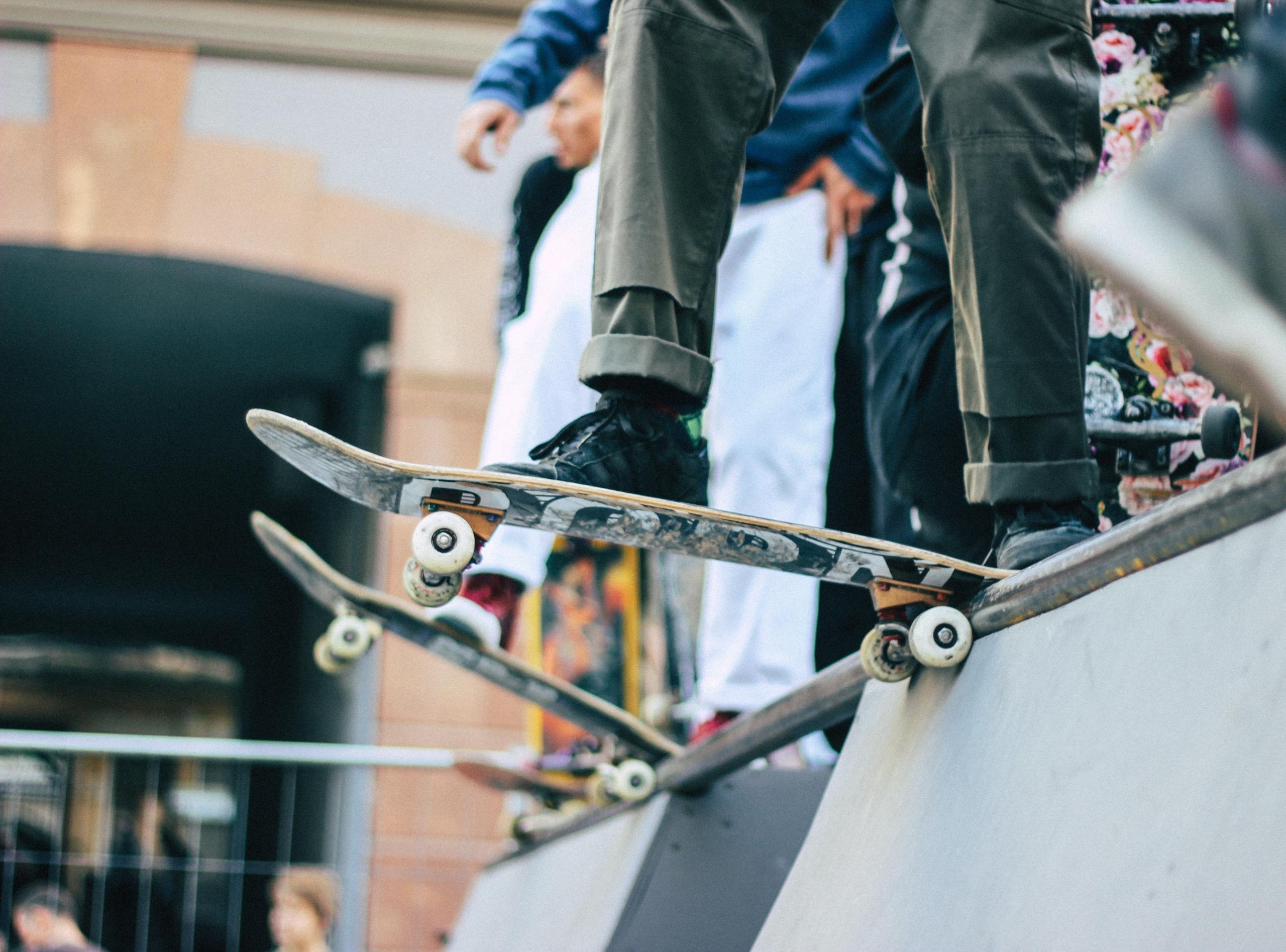Skaters vertrekken van quarter pipe
