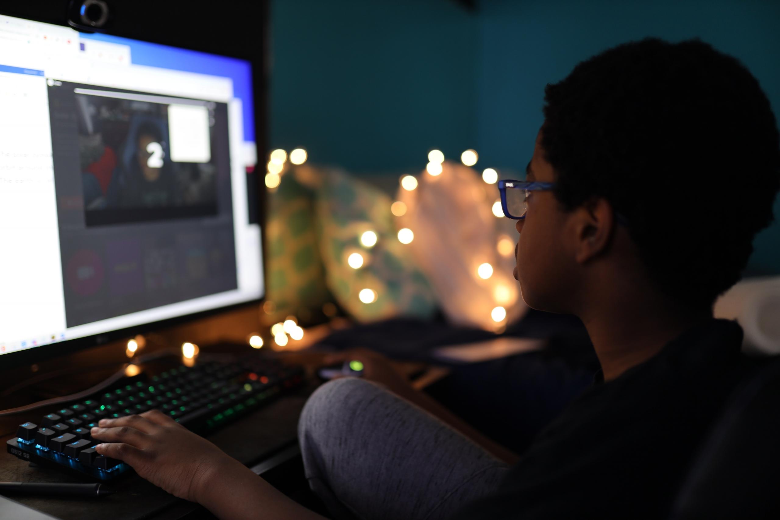 Kind volgt bijles online