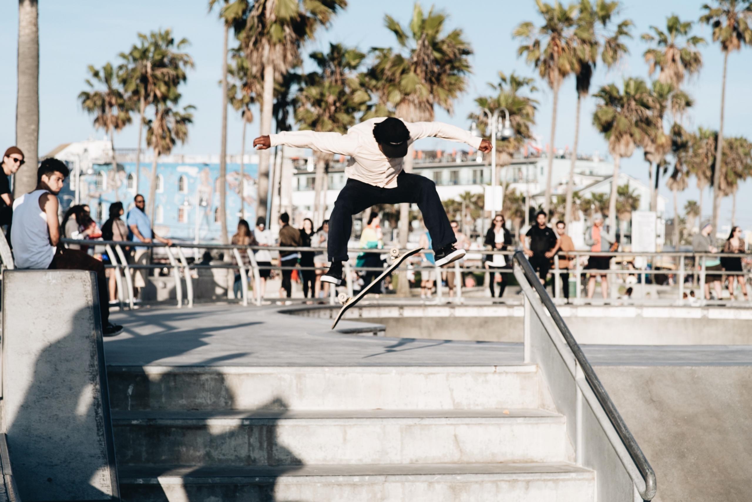 Skater doet trucje in Park