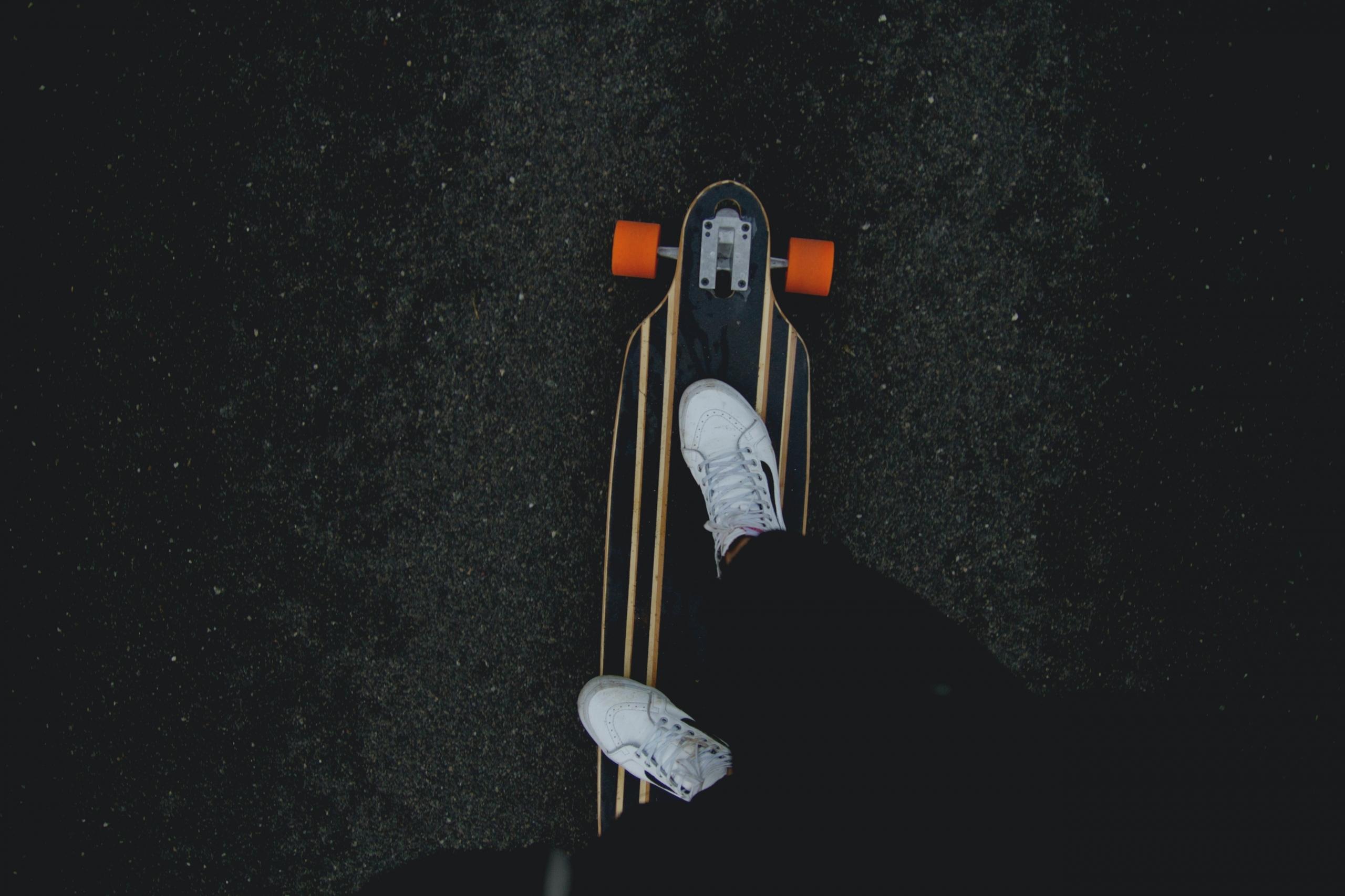 Persoon op een longboard