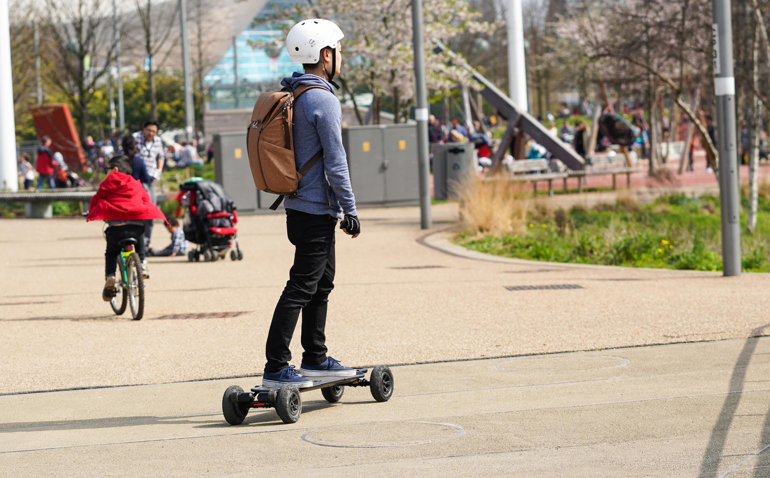 persoon op skateboard met een helm