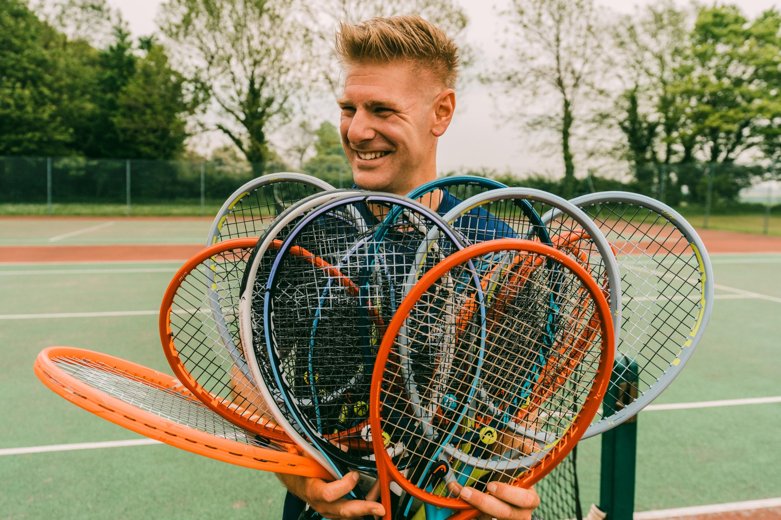 Tenniscoach met tennisrackets