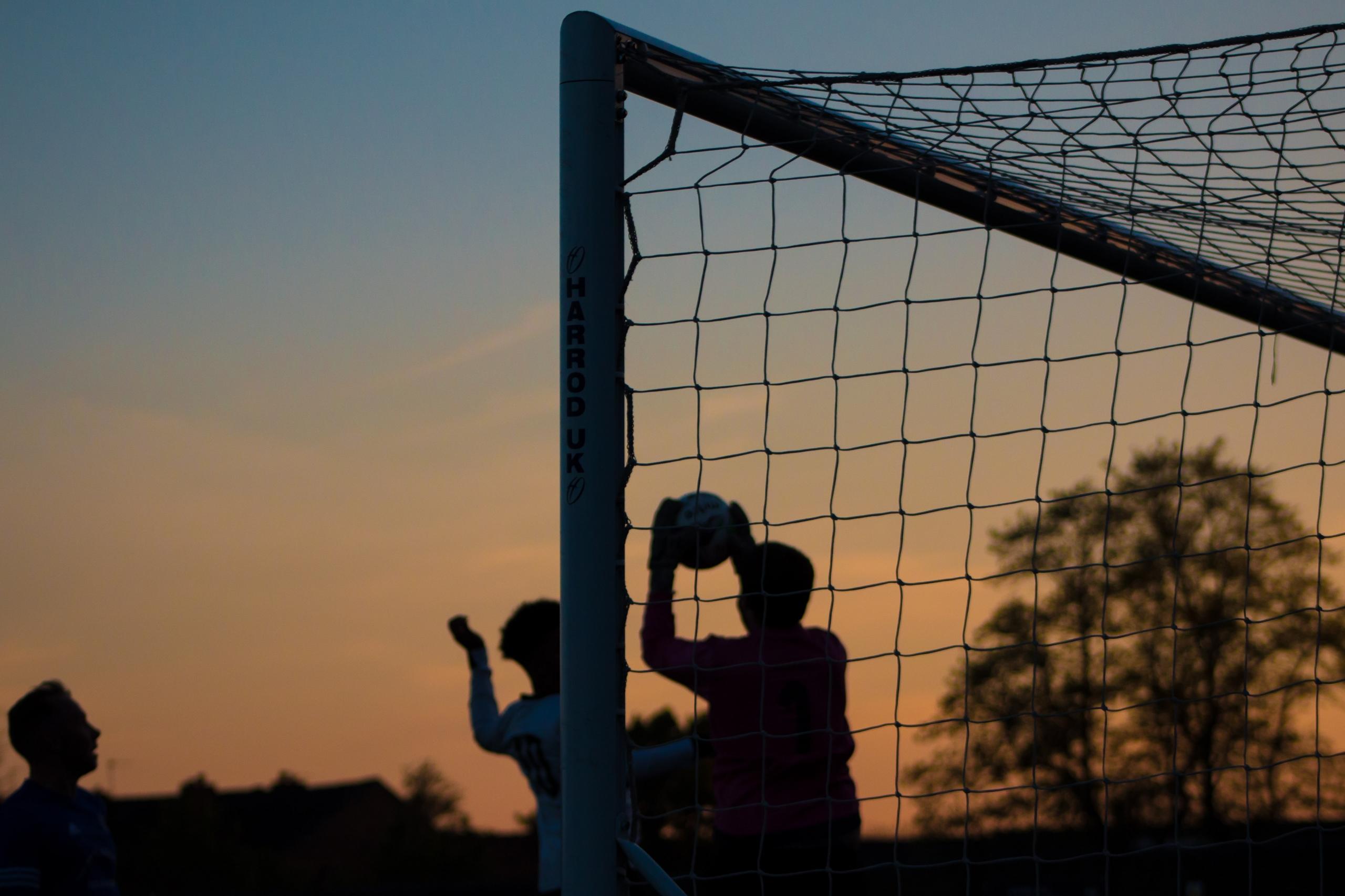 Voetbal spelen in de avond