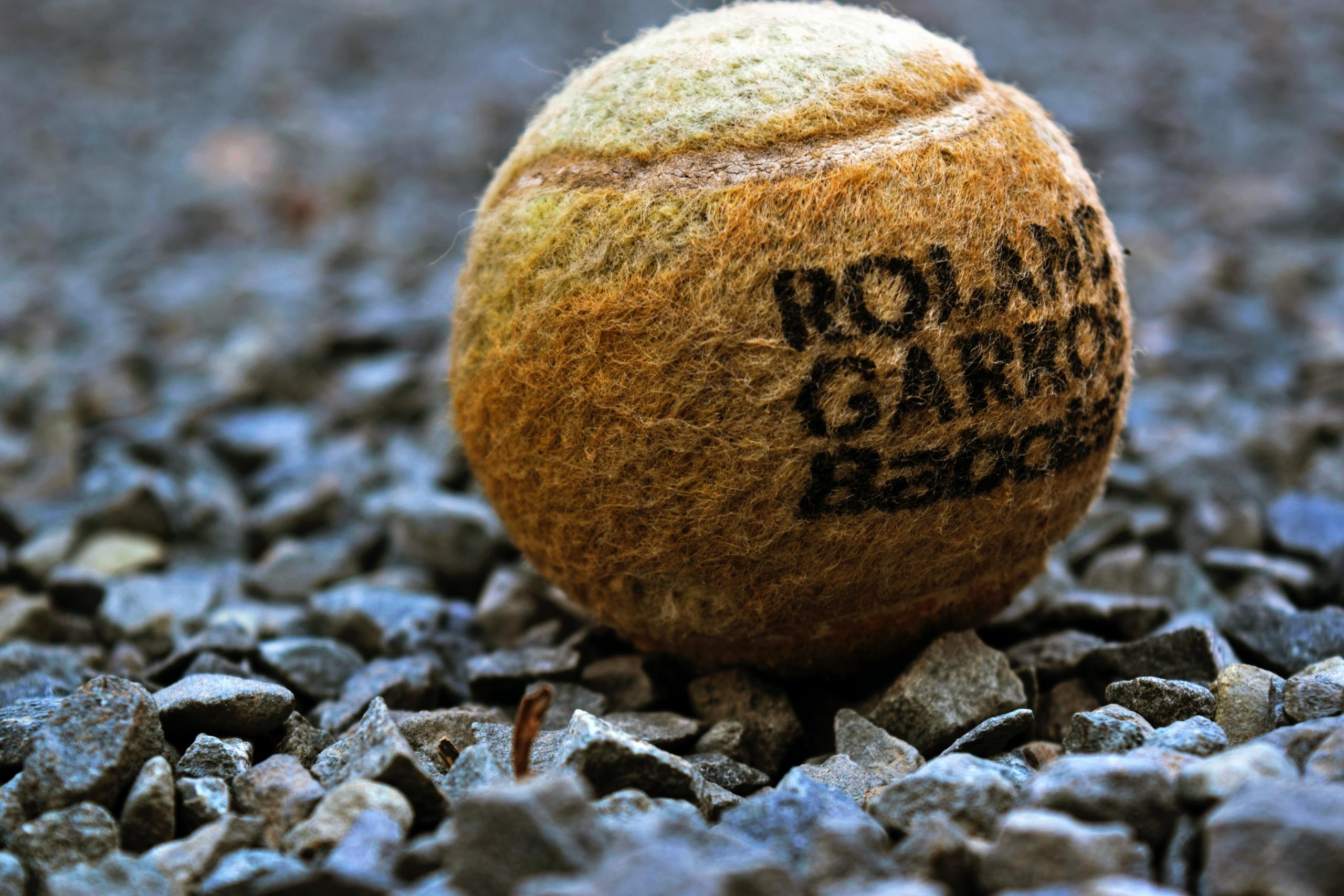 Tennisbal in stenen