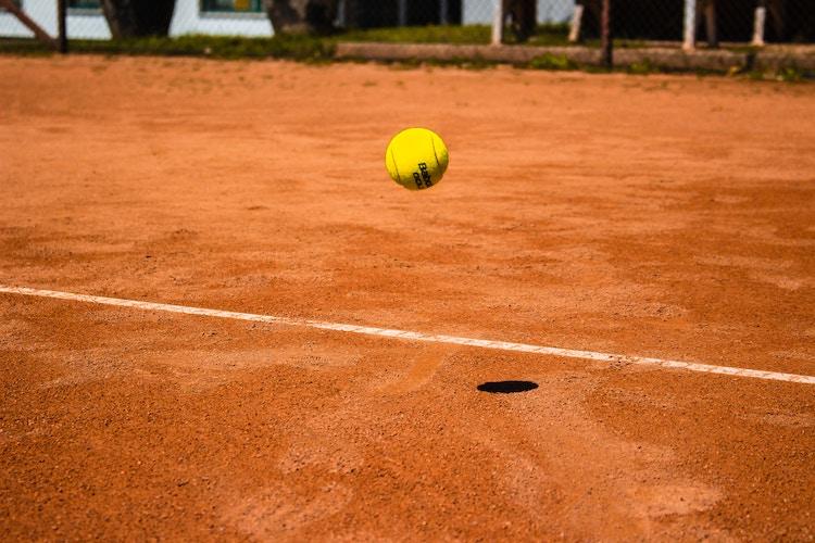 botsende tennisbal op gravel