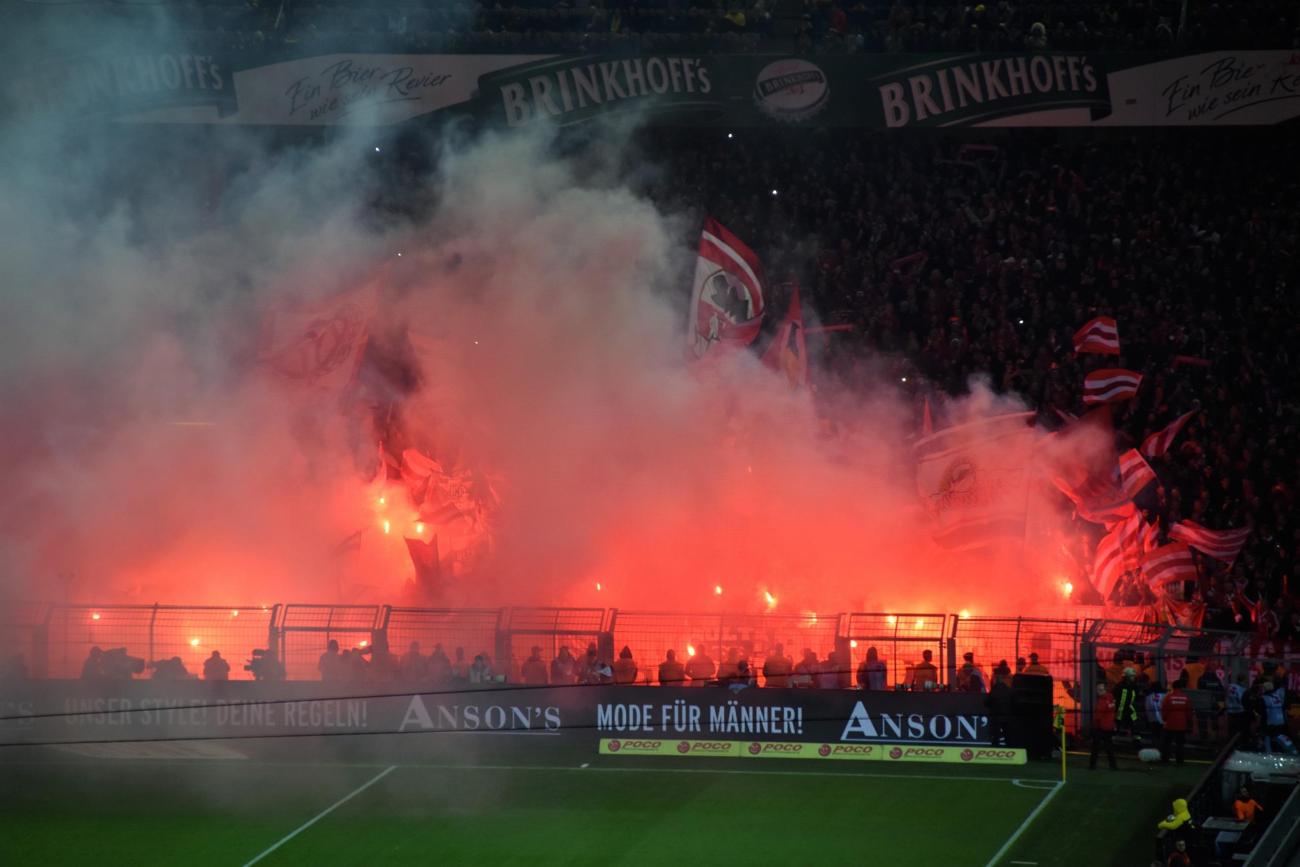 Superfans tijdens Jupiler pro league