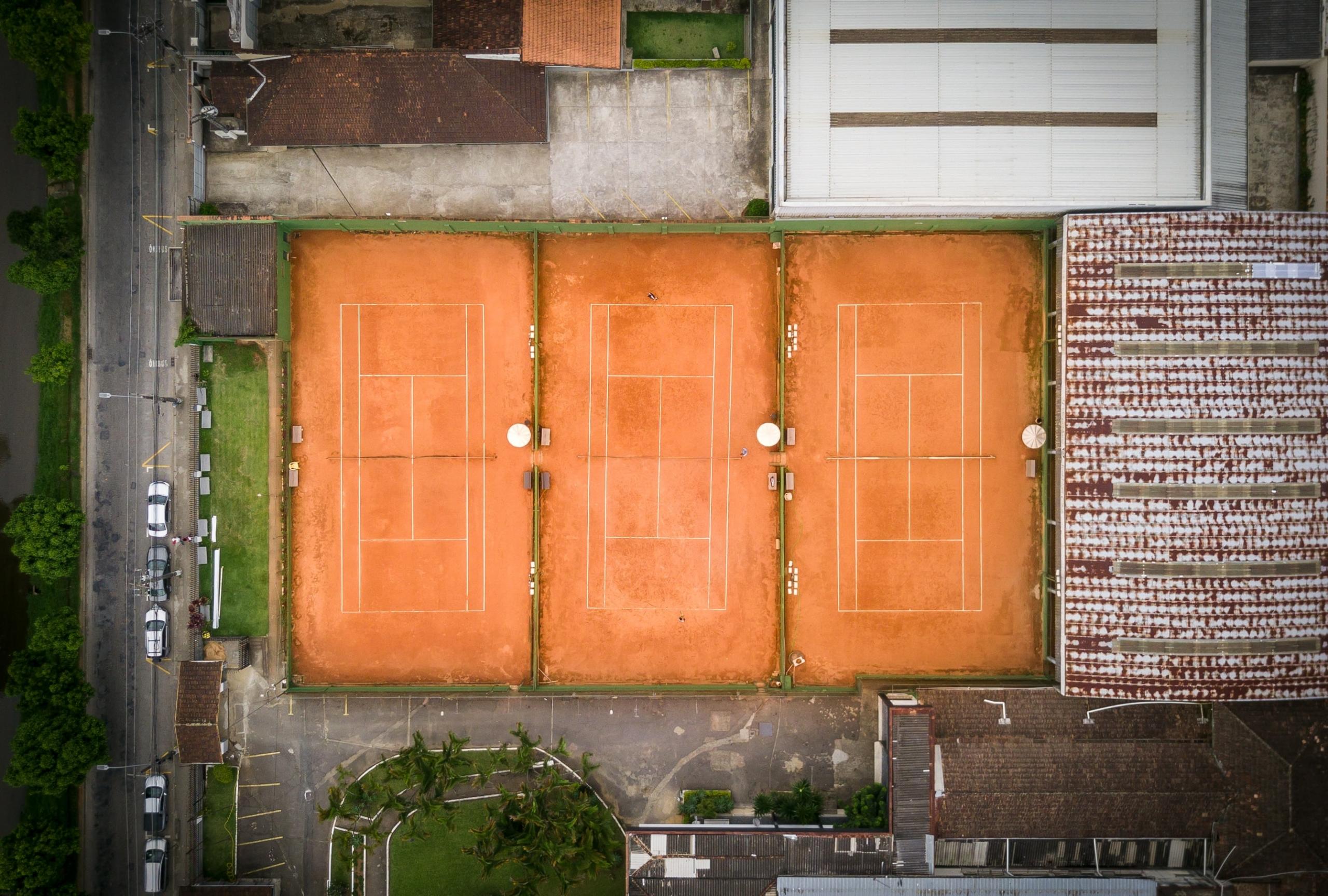 3 tennis velden naast elkaar