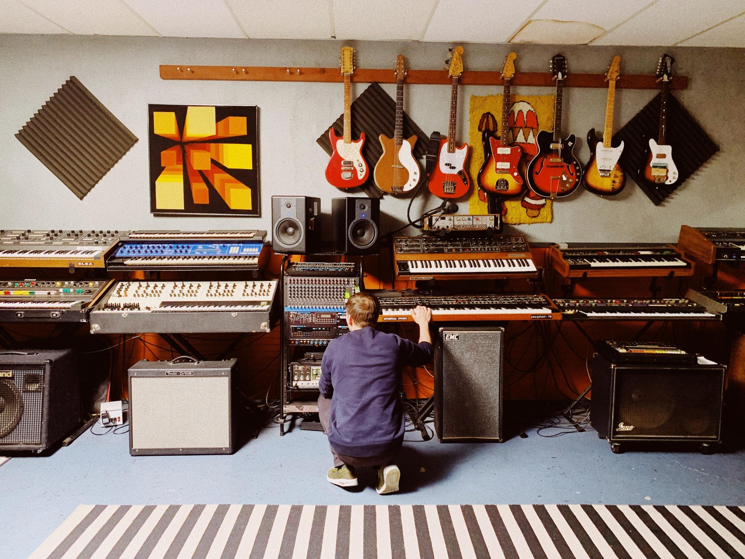 Muziek producer met apparatuur