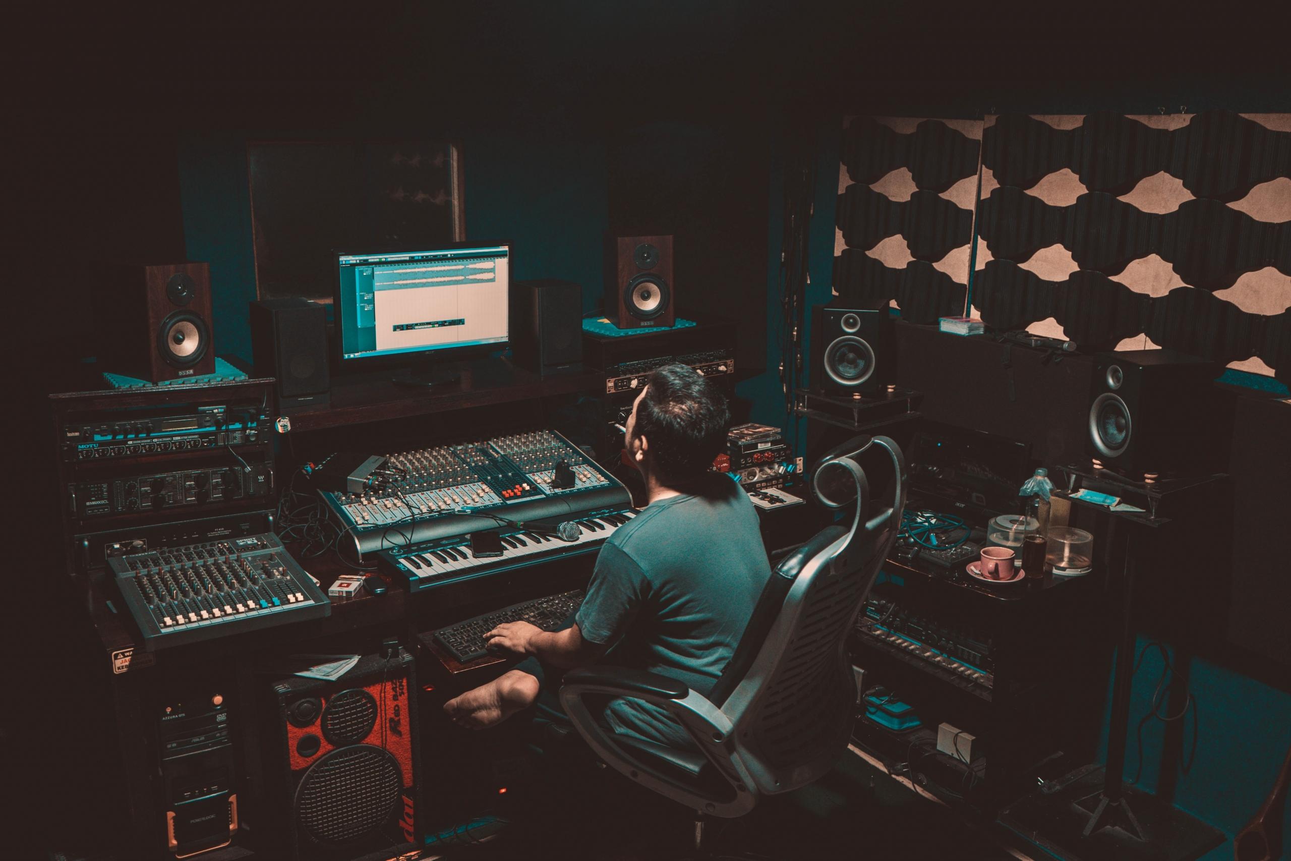 Muziek producer in studio