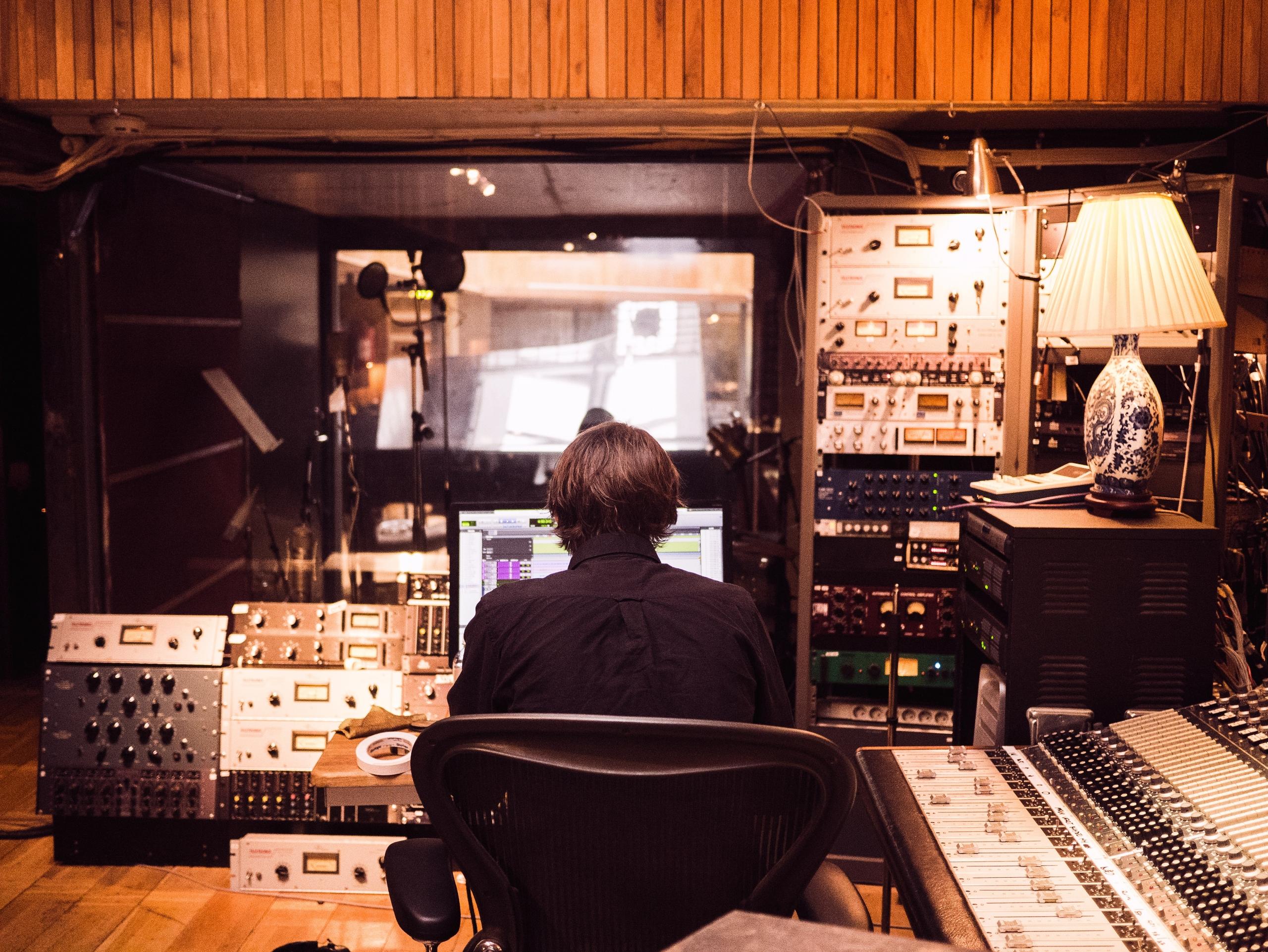 Muziek producer in studio