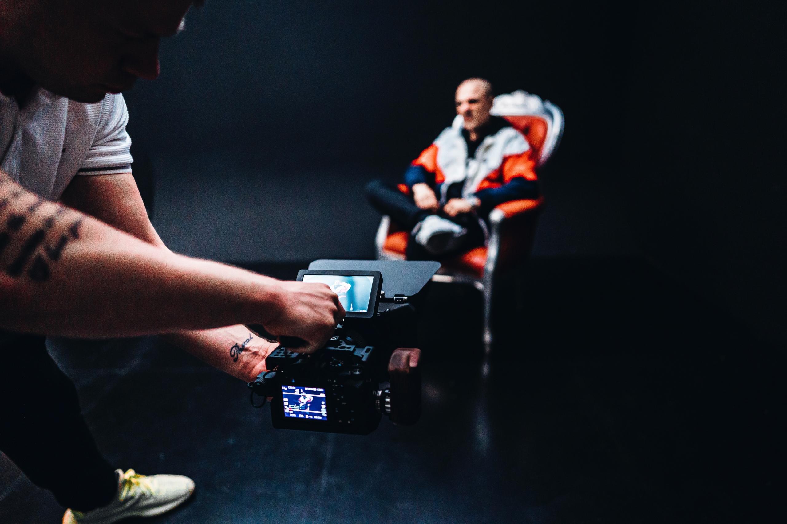 persoon maakt auditiefilmpje