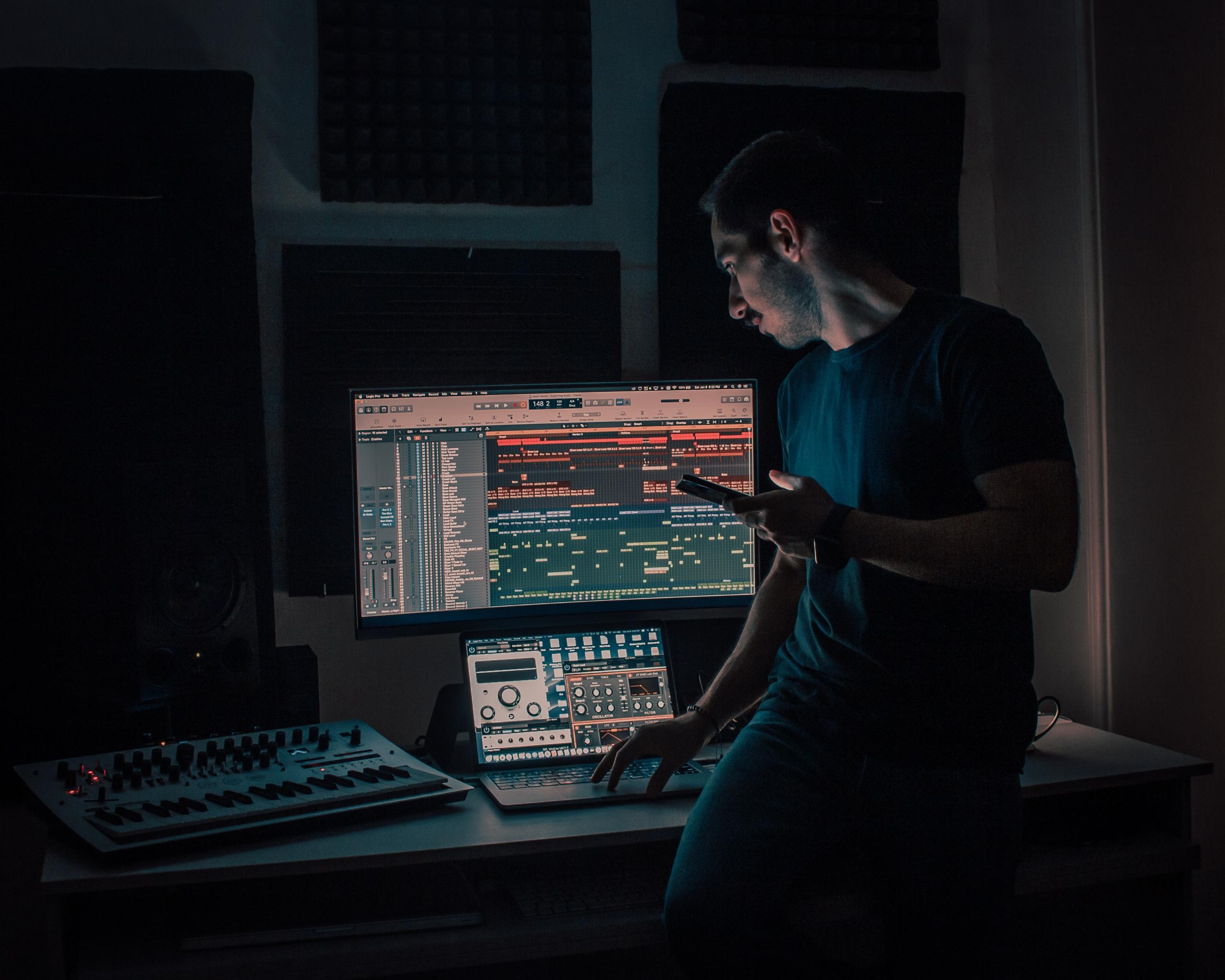 muziek producer werkt aan muziek