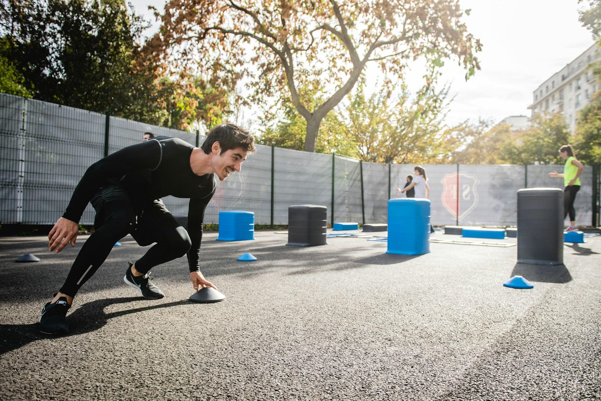 Personal trainer zet parcours klaar